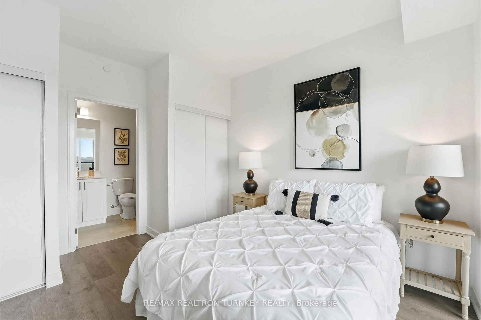 Photo 7 of Unit 1303, 705 Davis Drive, Newmarket, Huron Heights-Leslie Valley — HOMEH