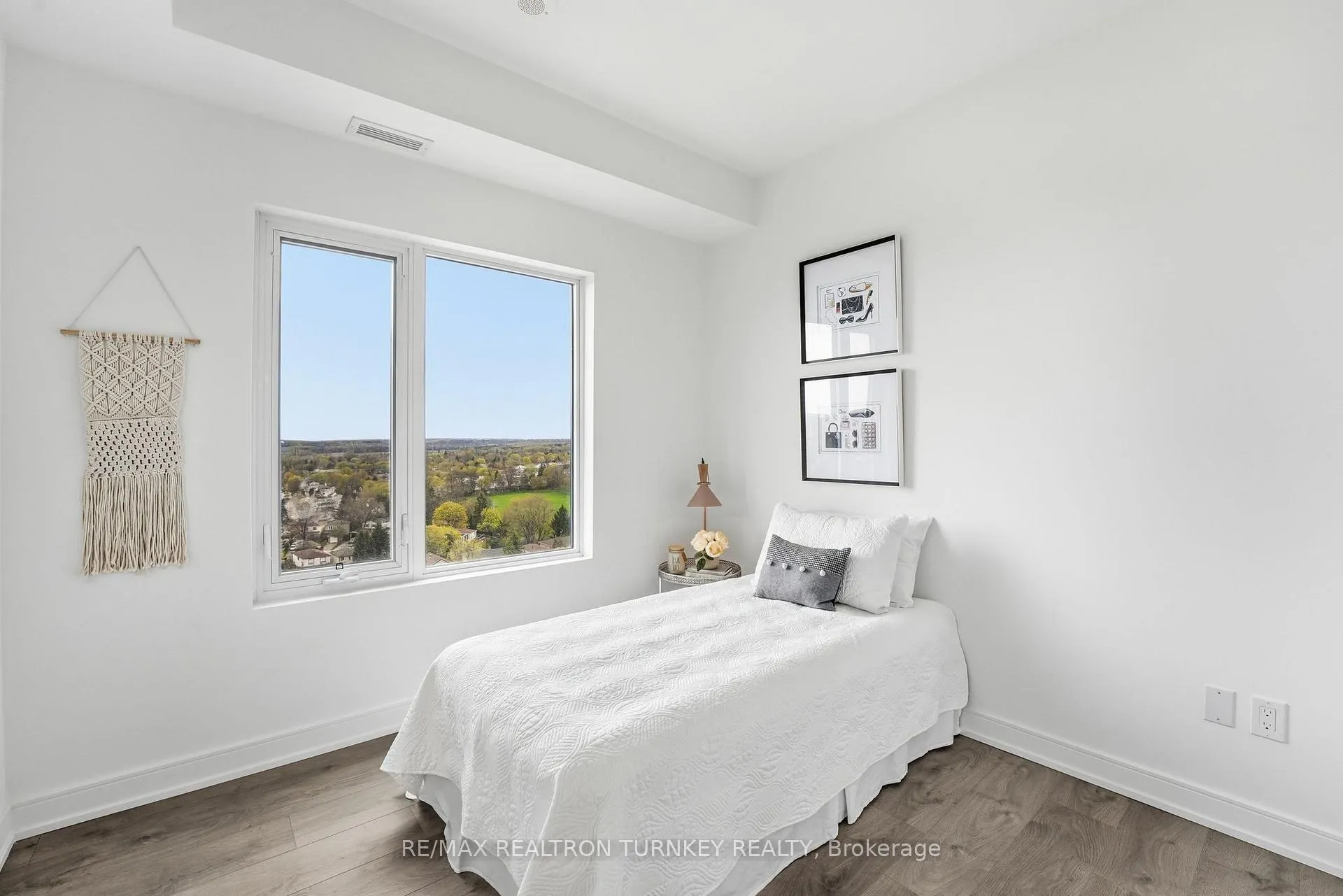 Photo 10 of Unit 1303, 705 Davis Drive, Newmarket, Huron Heights-Leslie Valley — HOMEH