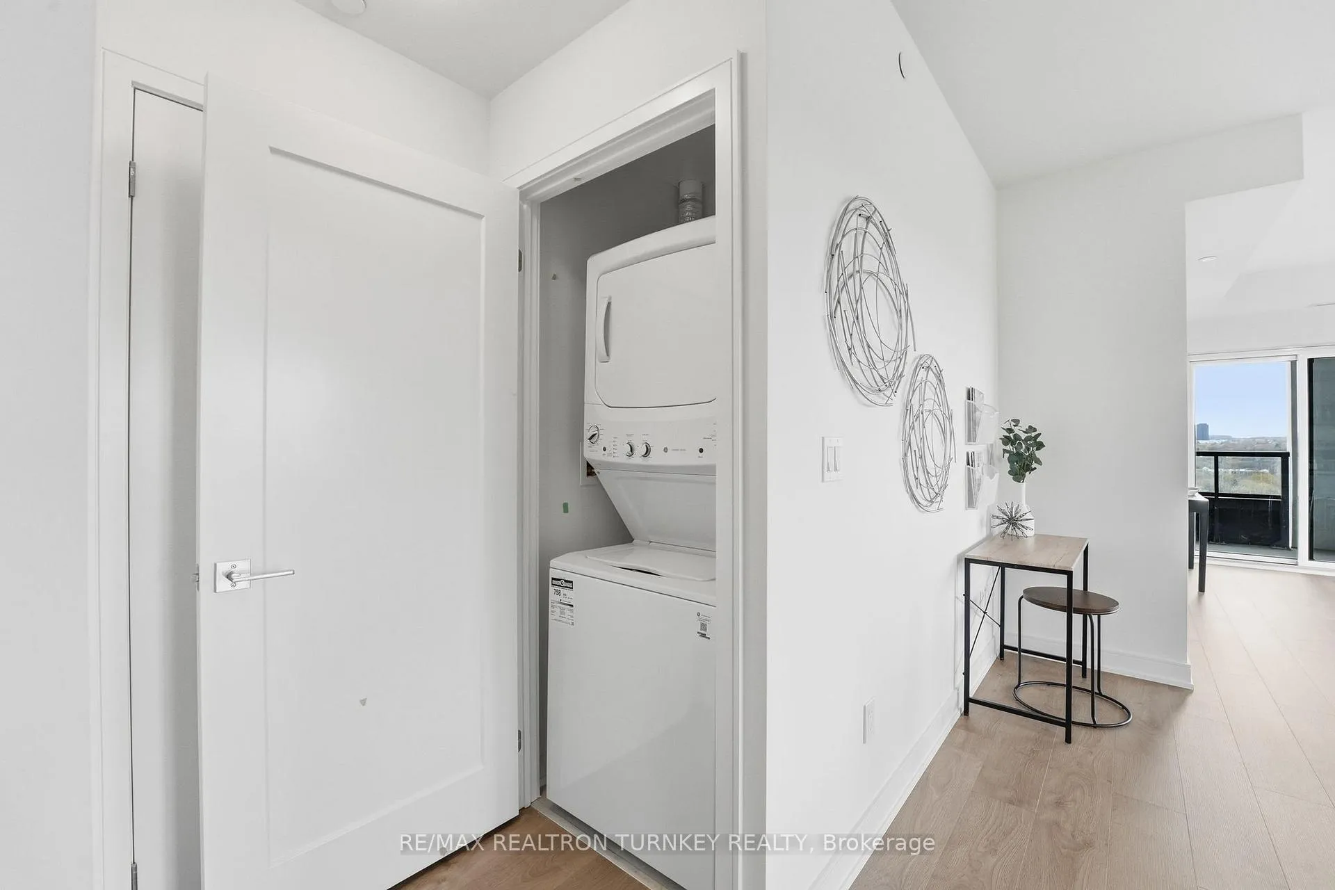 Photo 13 of Unit 1303, 705 Davis Drive, Newmarket, Huron Heights-Leslie Valley — HOMEH