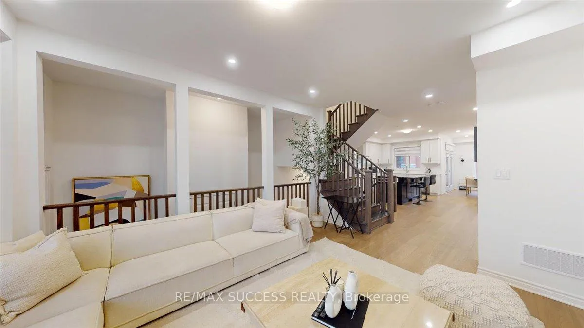Photo 13 of 3071 Travertine Drive, Oakville, Northwest — HOMEH