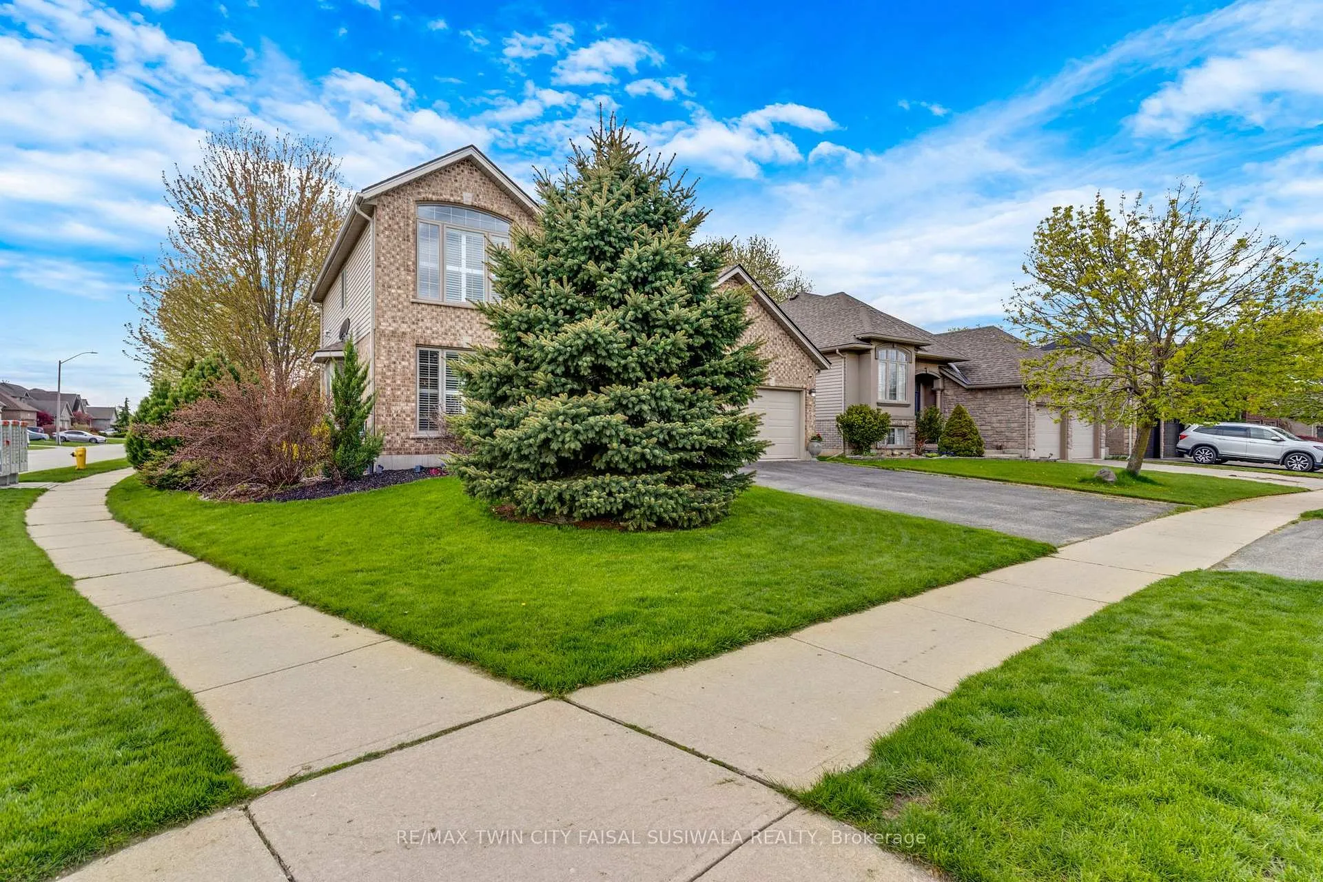 Photo 2 of 235 Dundas Street W, Brant, Paris — HOMEH
