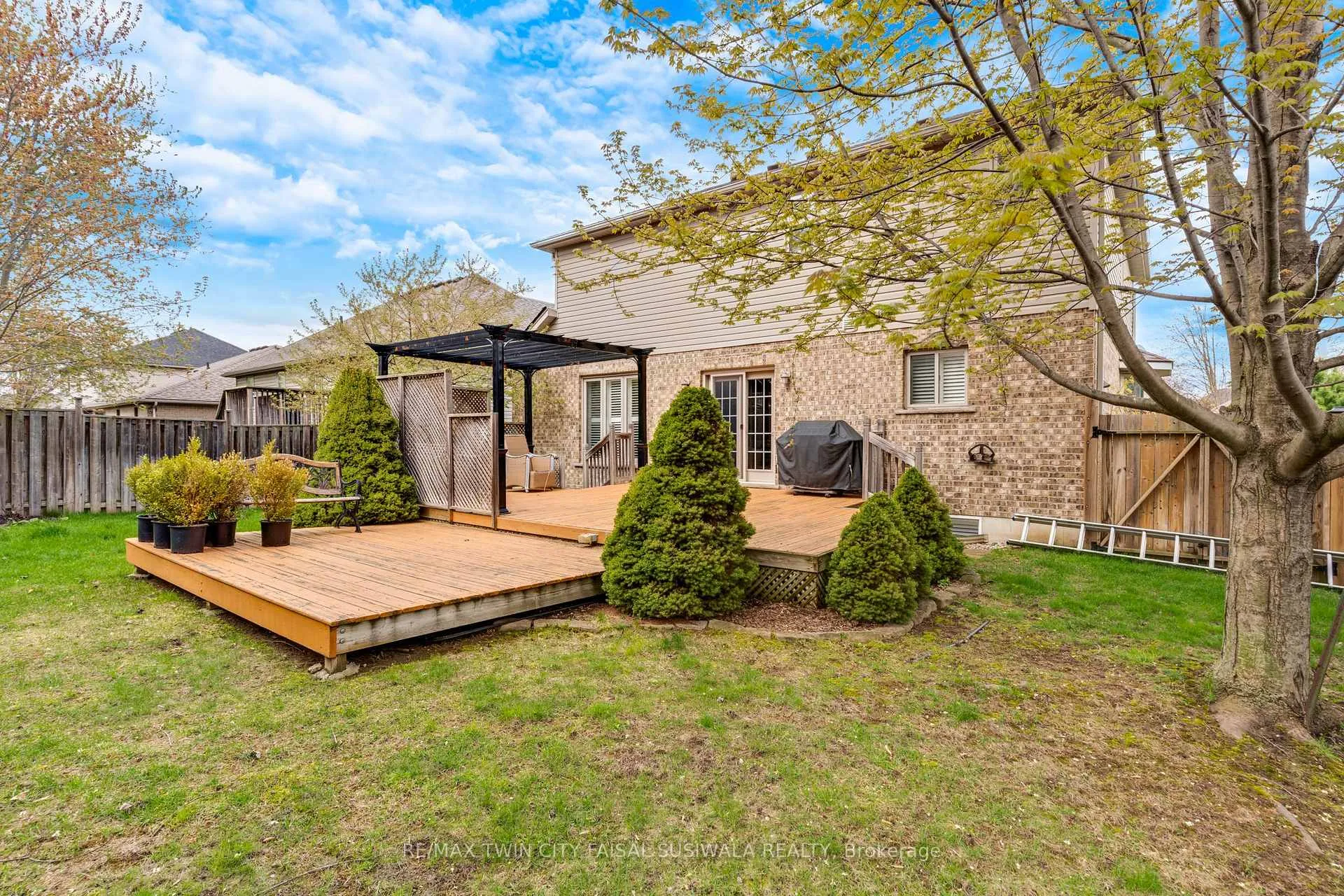 Photo 3 of 235 Dundas Street W, Brant, Paris — HOMEH