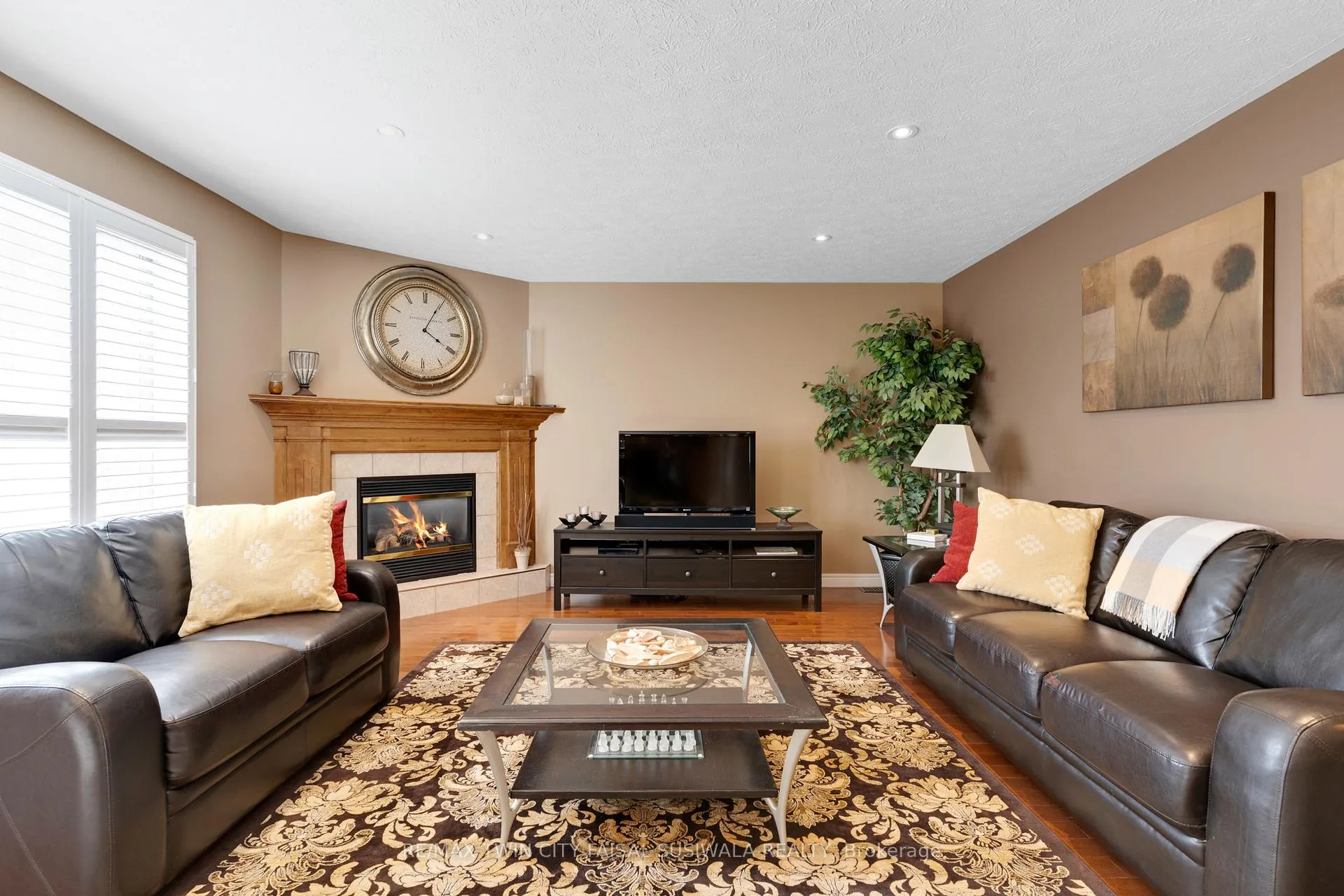 Photo 14 of 235 Dundas Street W, Brant, Paris — HOMEH