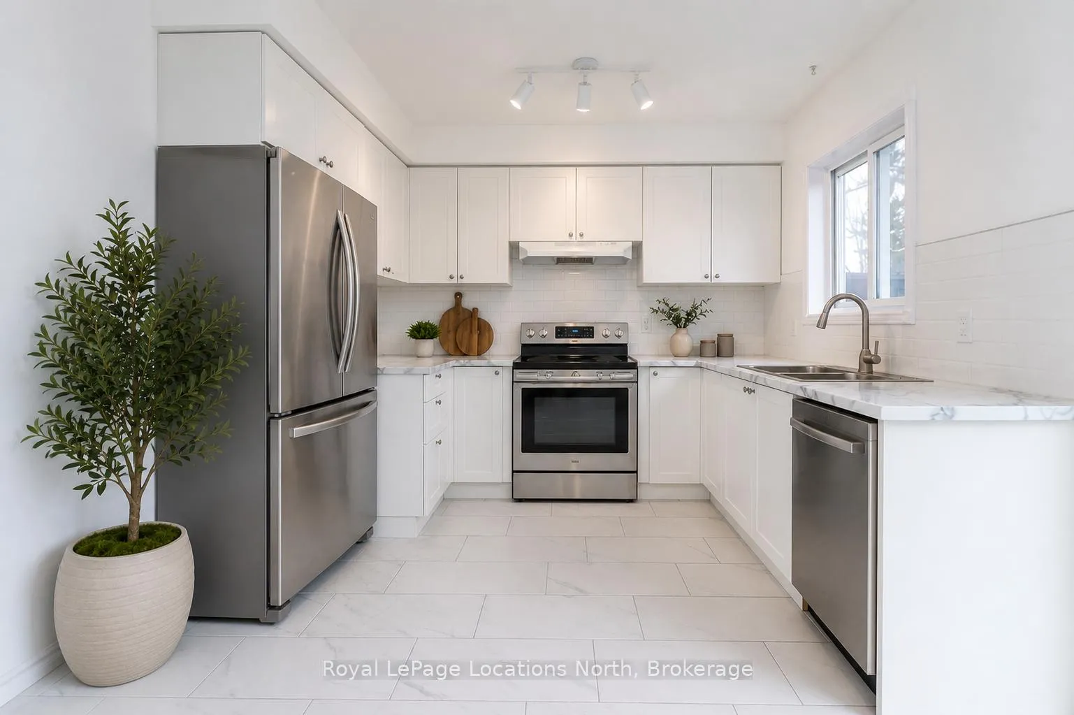 Photo 9 of 2 Langevin Drive, Wasaga Beach — HOMEH