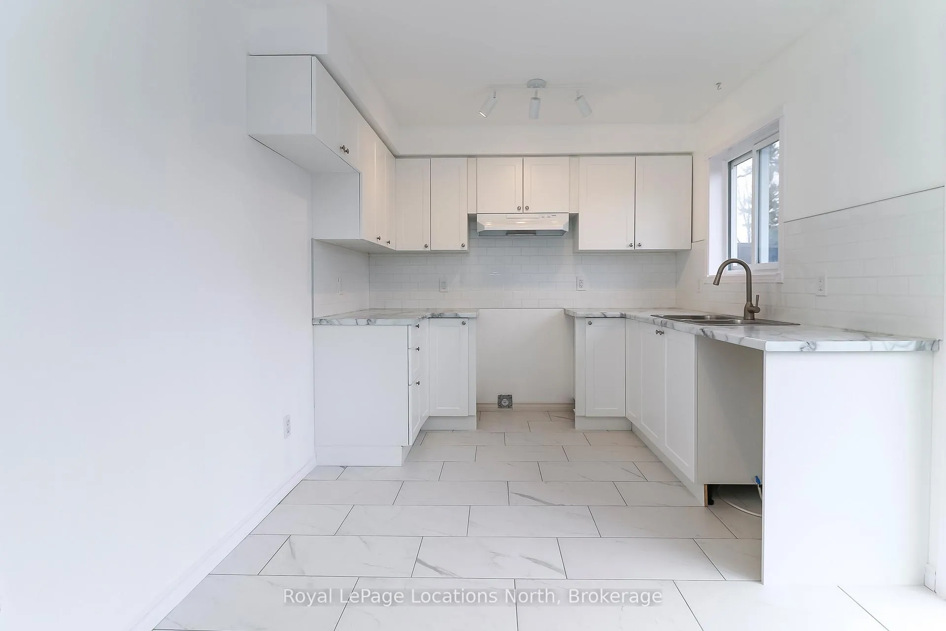 Photo 10 of 2 Langevin Drive, Wasaga Beach — HOMEH