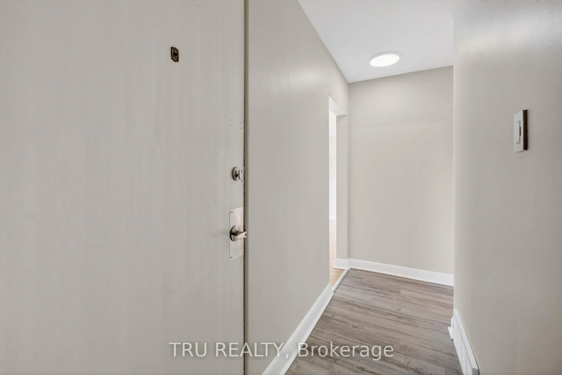 Photo 3 of Unit 3, 407 Peach Tree Lane, Ottawa, Viscount Alexander Park — HOMEH