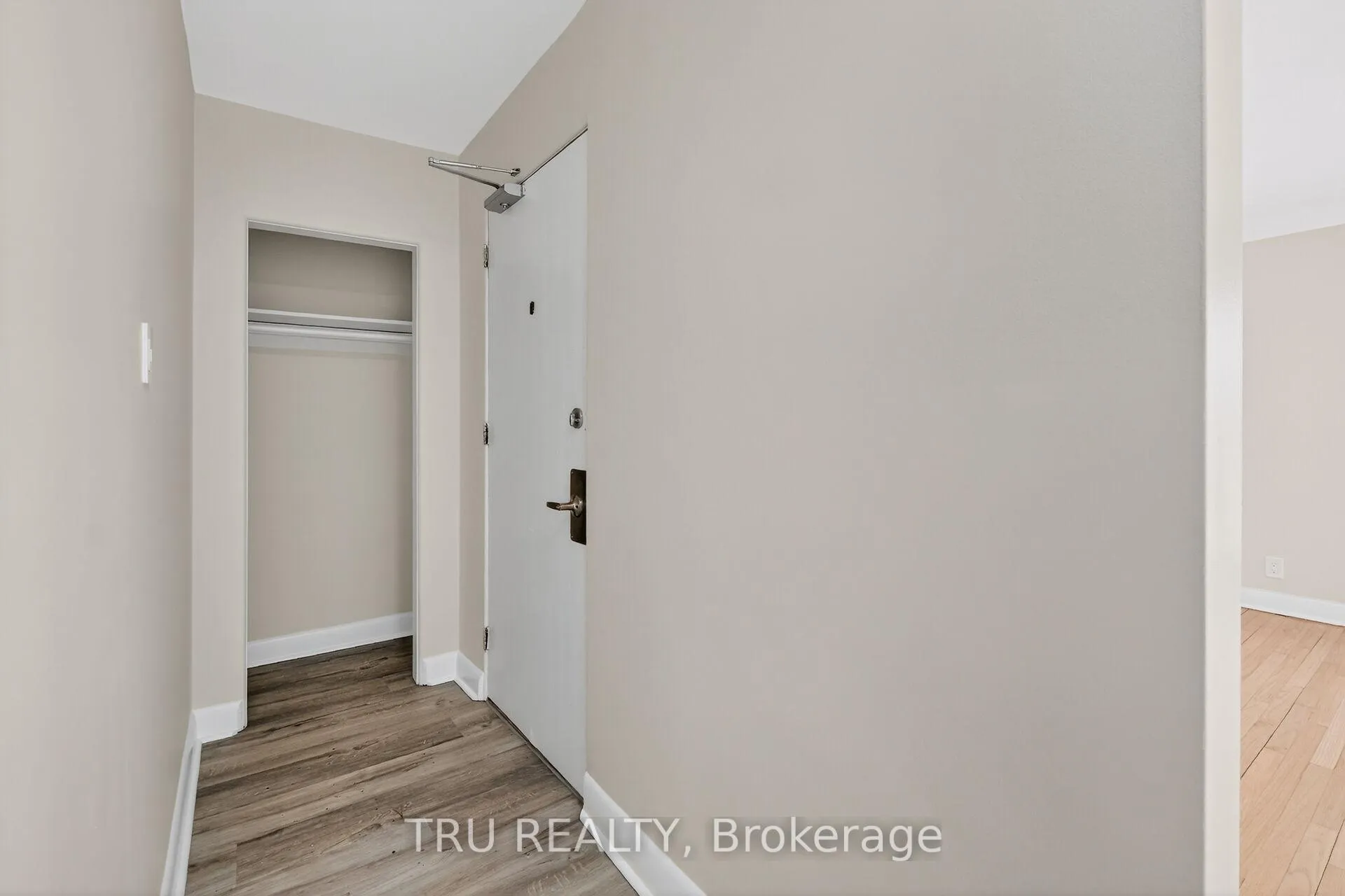 Photo 4 of Unit 3, 407 Peach Tree Lane, Ottawa, Viscount Alexander Park — HOMEH