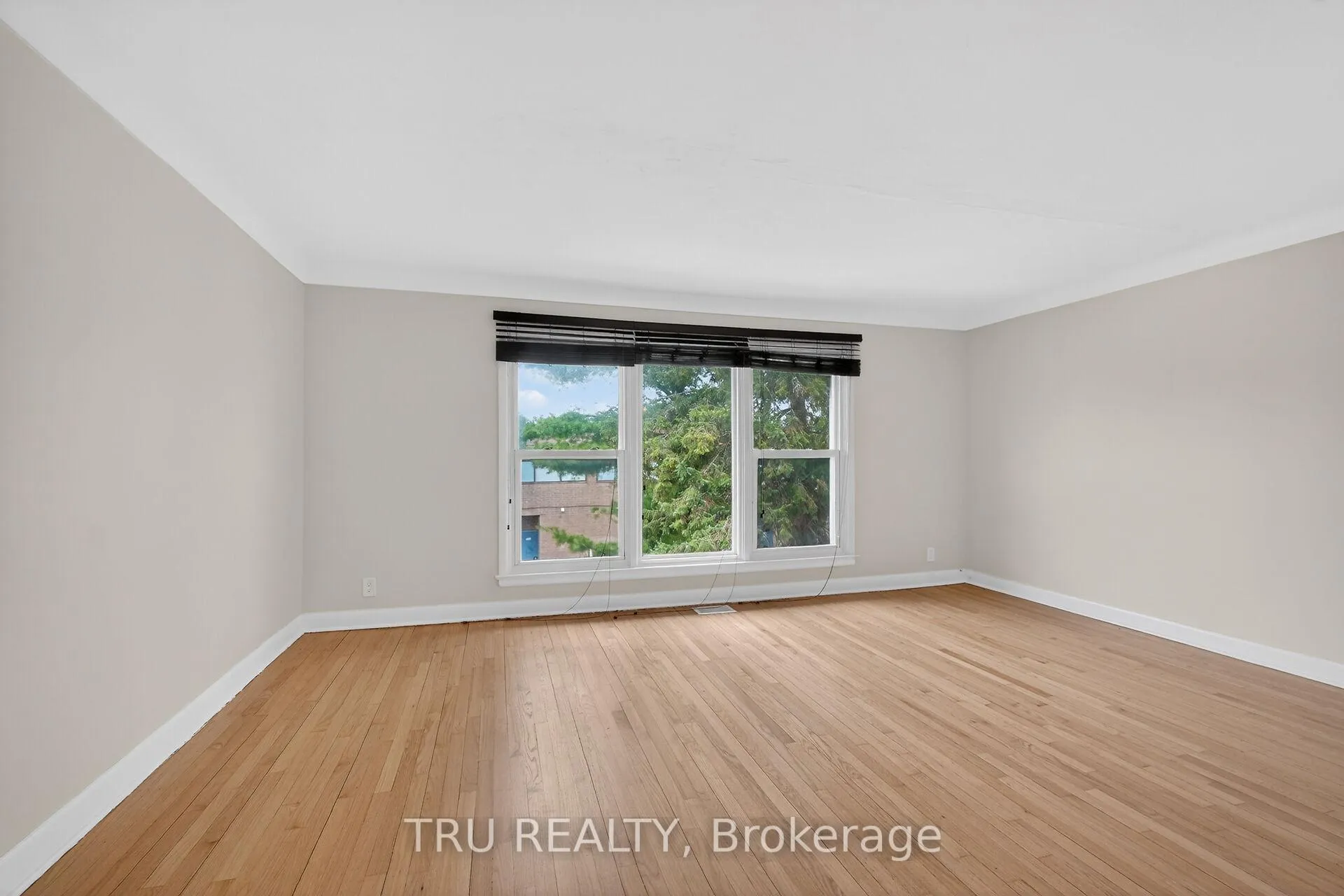 Photo 5 of Unit 3, 407 Peach Tree Lane, Ottawa, Viscount Alexander Park — HOMEH