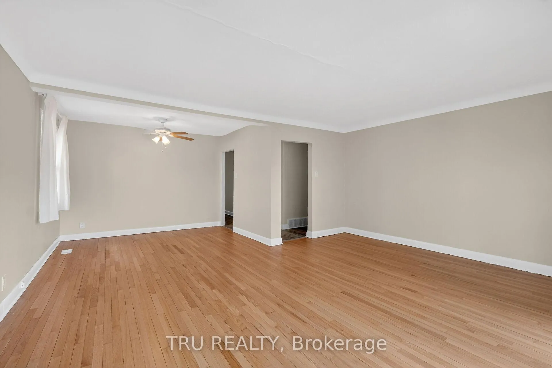Photo 6 of Unit 3, 407 Peach Tree Lane, Ottawa, Viscount Alexander Park — HOMEH