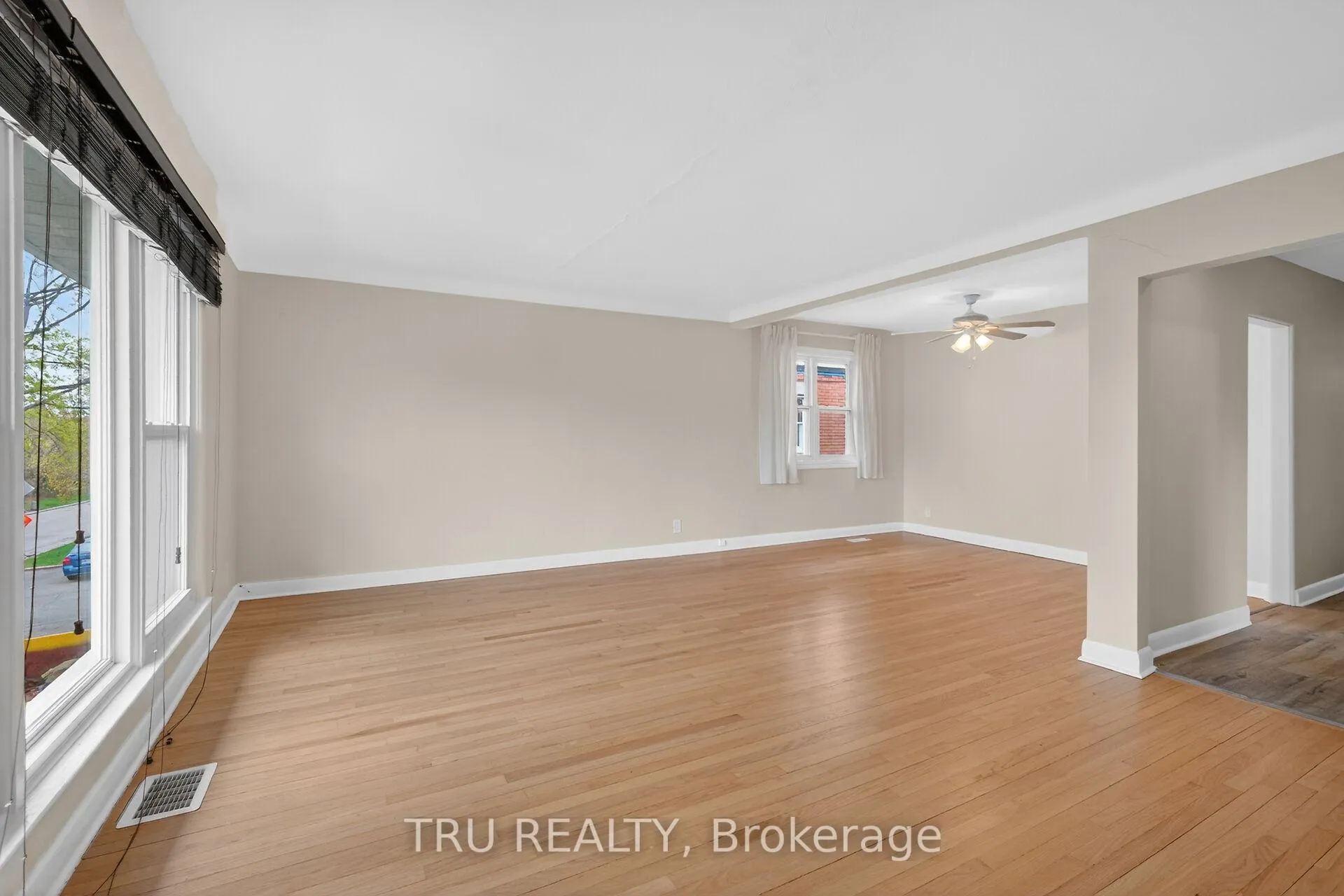 Photo 7 of Unit 3, 407 Peach Tree Lane, Ottawa, Viscount Alexander Park — HOMEH