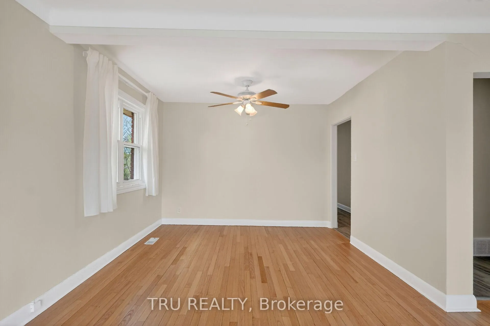 Photo 8 of Unit 3, 407 Peach Tree Lane, Ottawa, Viscount Alexander Park — HOMEH
