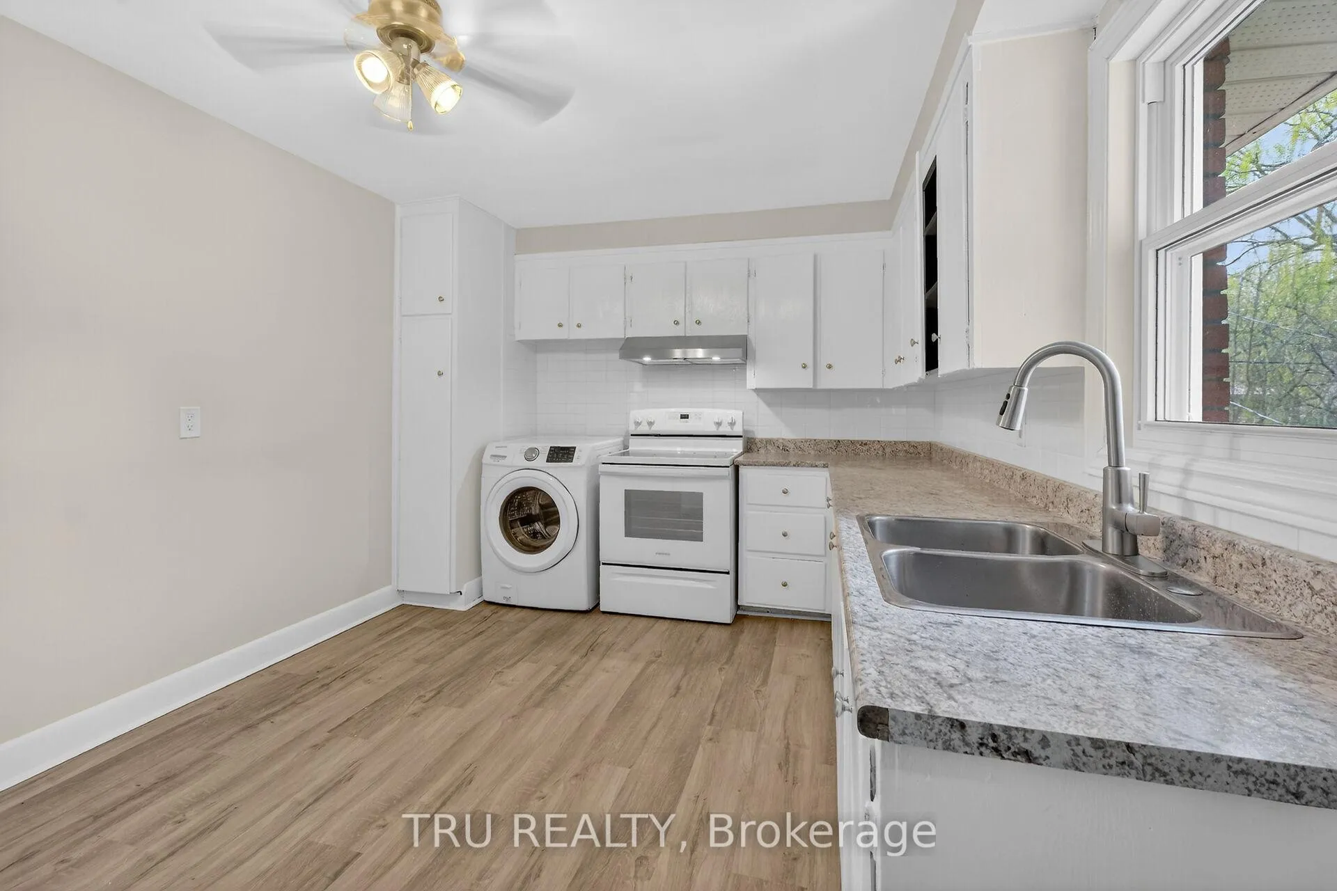 Photo 9 of Unit 3, 407 Peach Tree Lane, Ottawa, Viscount Alexander Park — HOMEH