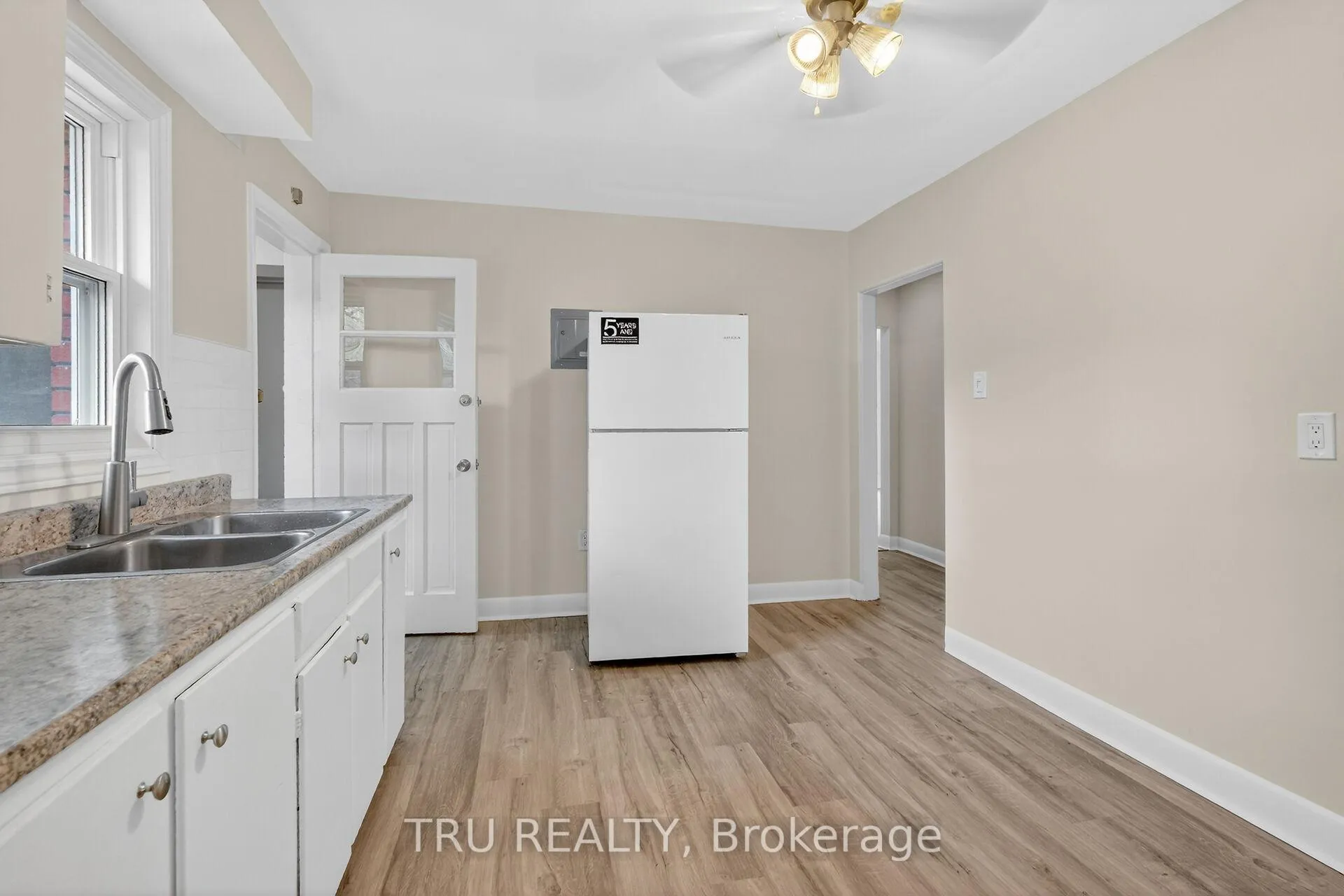 Photo 10 of Unit 3, 407 Peach Tree Lane, Ottawa, Viscount Alexander Park — HOMEH