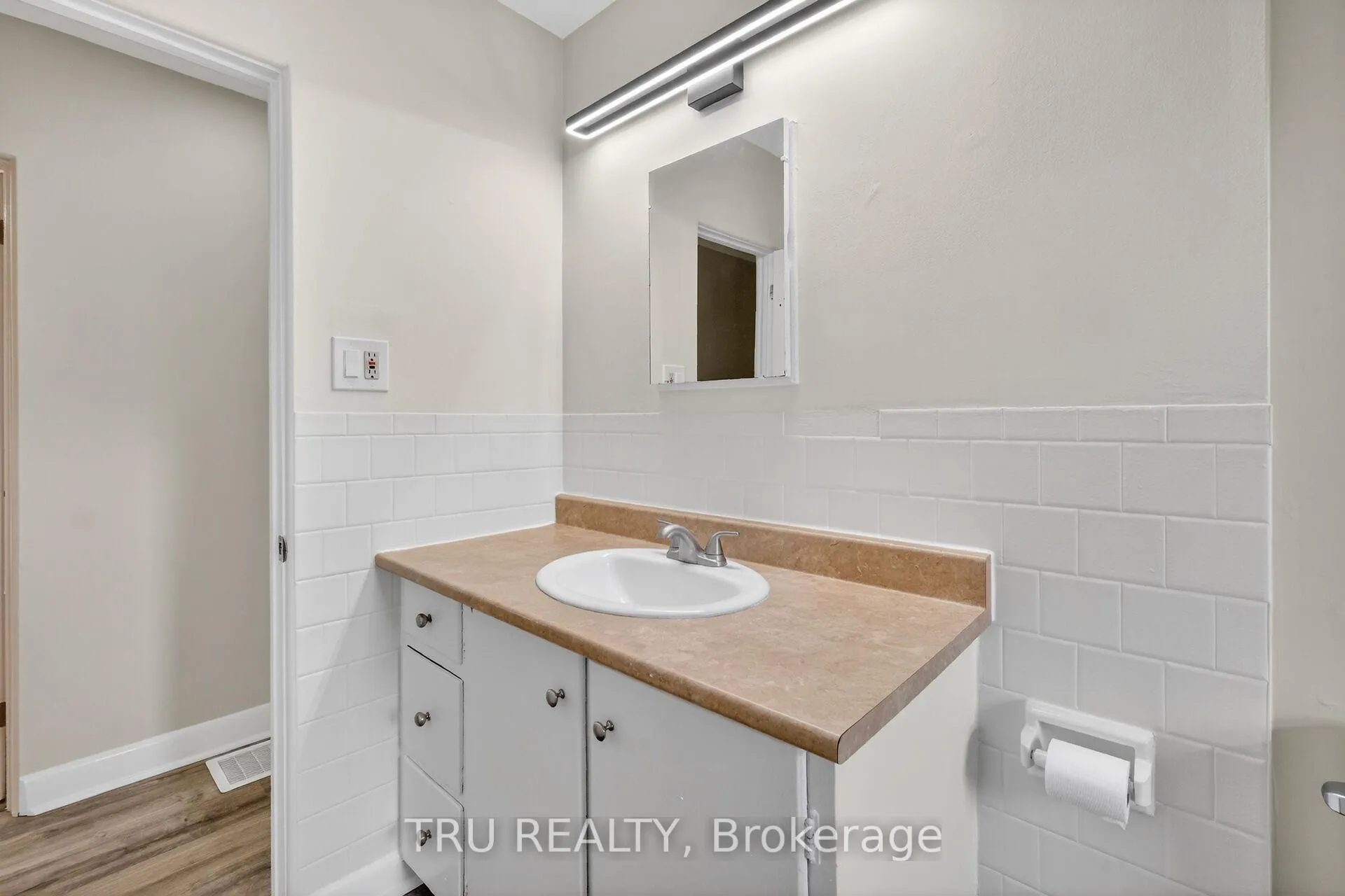 Photo 11 of Unit 3, 407 Peach Tree Lane, Ottawa, Viscount Alexander Park — HOMEH