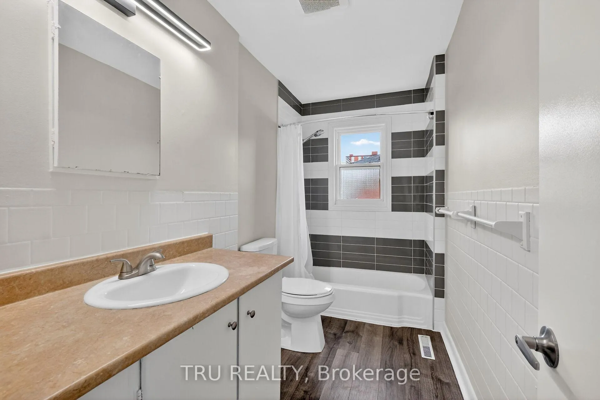 Photo 12 of Unit 3, 407 Peach Tree Lane, Ottawa, Viscount Alexander Park — HOMEH