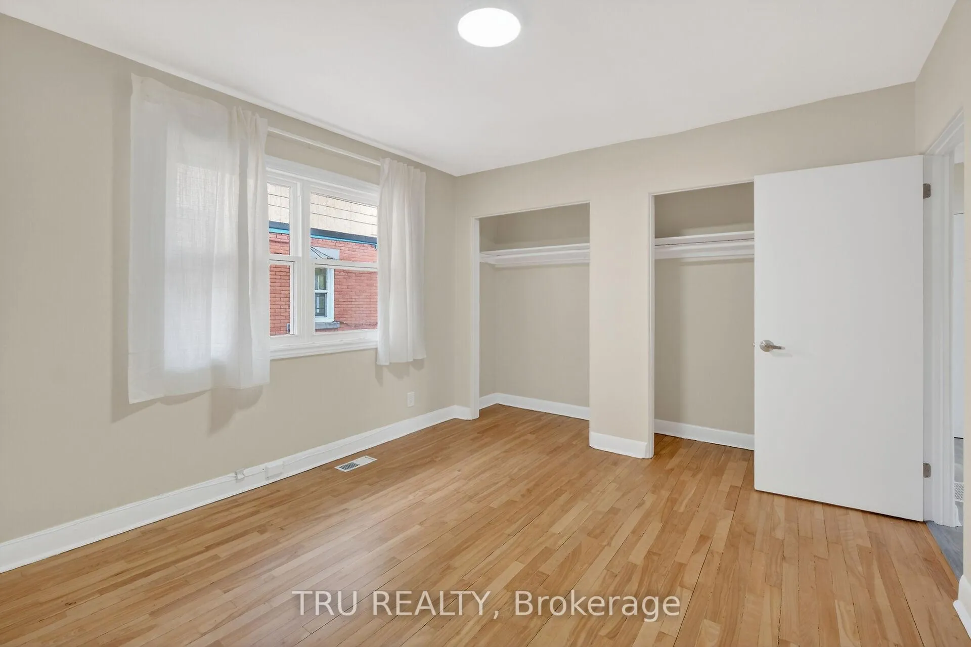 Photo 13 of Unit 3, 407 Peach Tree Lane, Ottawa, Viscount Alexander Park — HOMEH