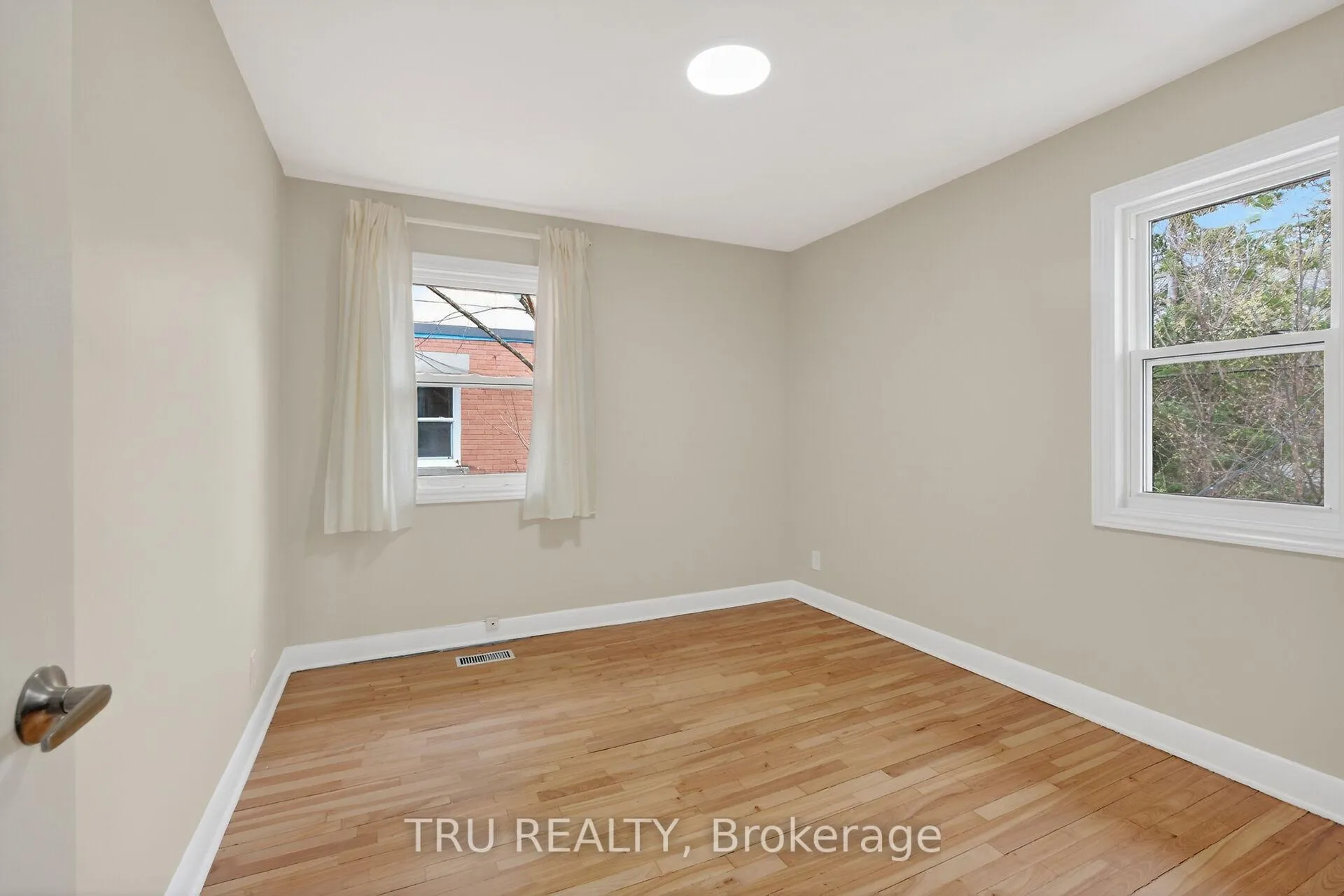Photo 14 of Unit 3, 407 Peach Tree Lane, Ottawa, Viscount Alexander Park — HOMEH
