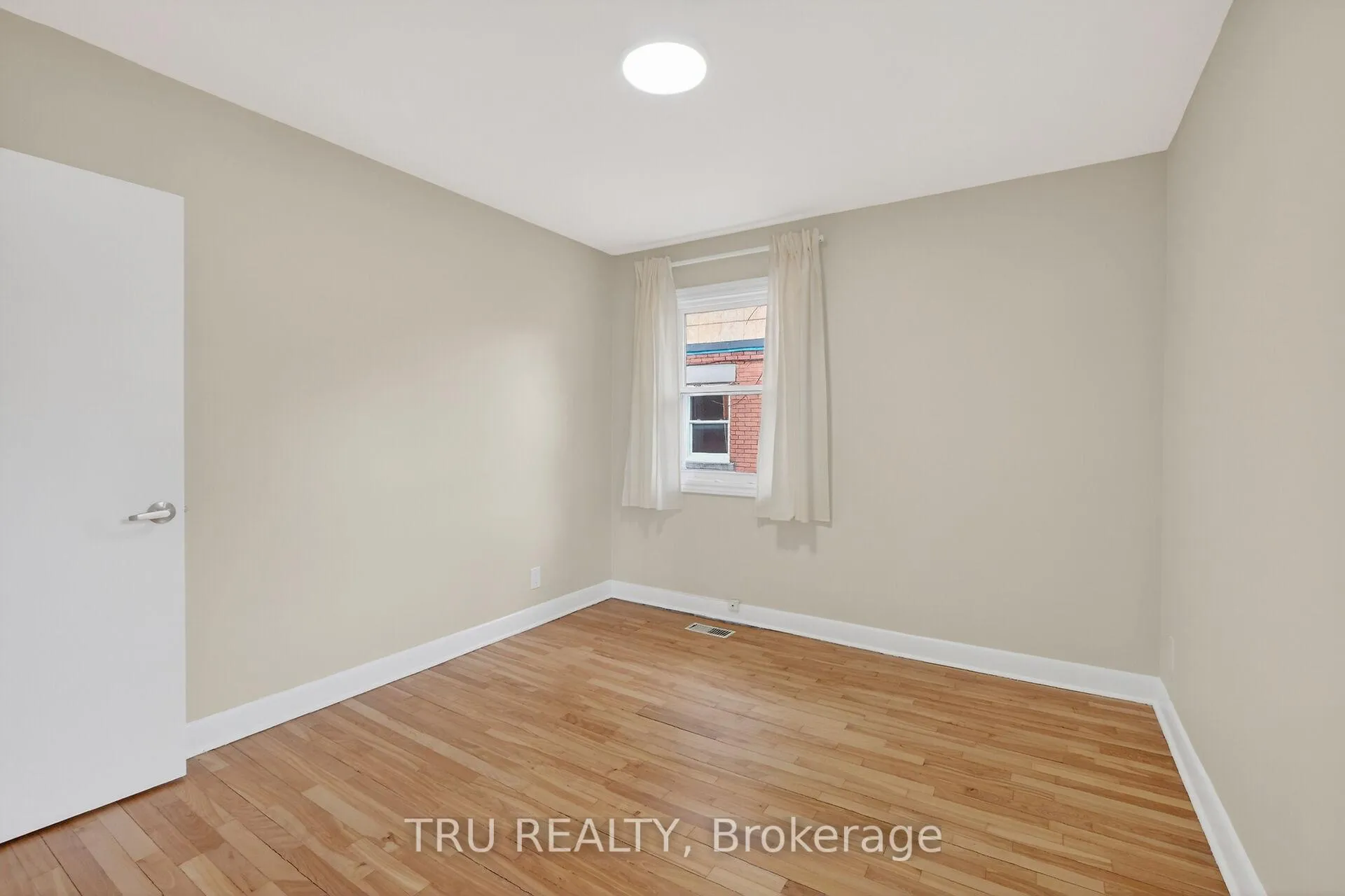 Photo 15 of Unit 3, 407 Peach Tree Lane, Ottawa, Viscount Alexander Park — HOMEH