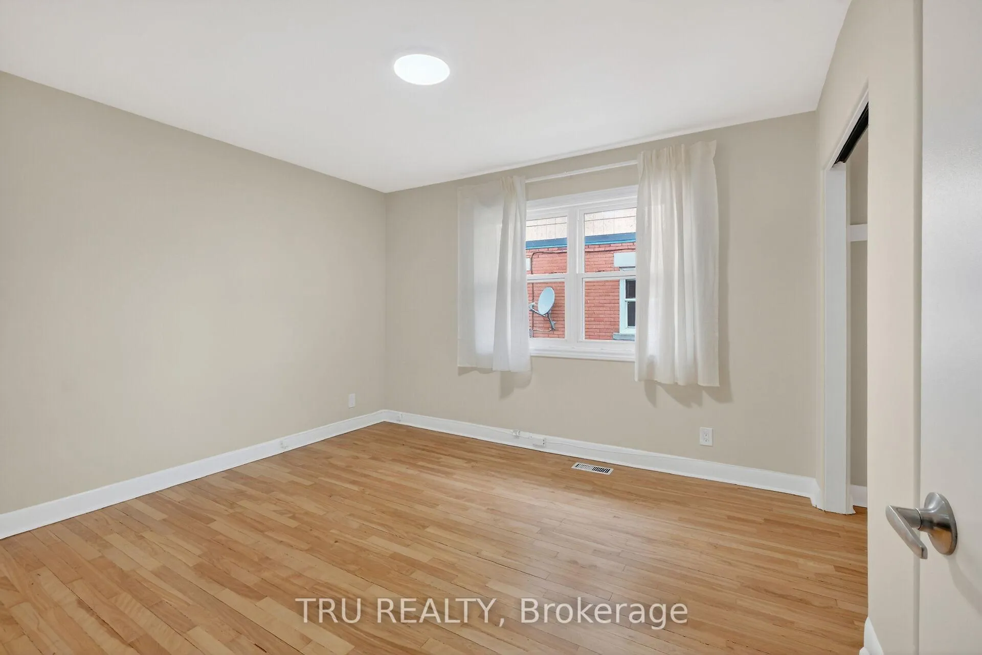 Photo 16 of Unit 3, 407 Peach Tree Lane, Ottawa, Viscount Alexander Park — HOMEH