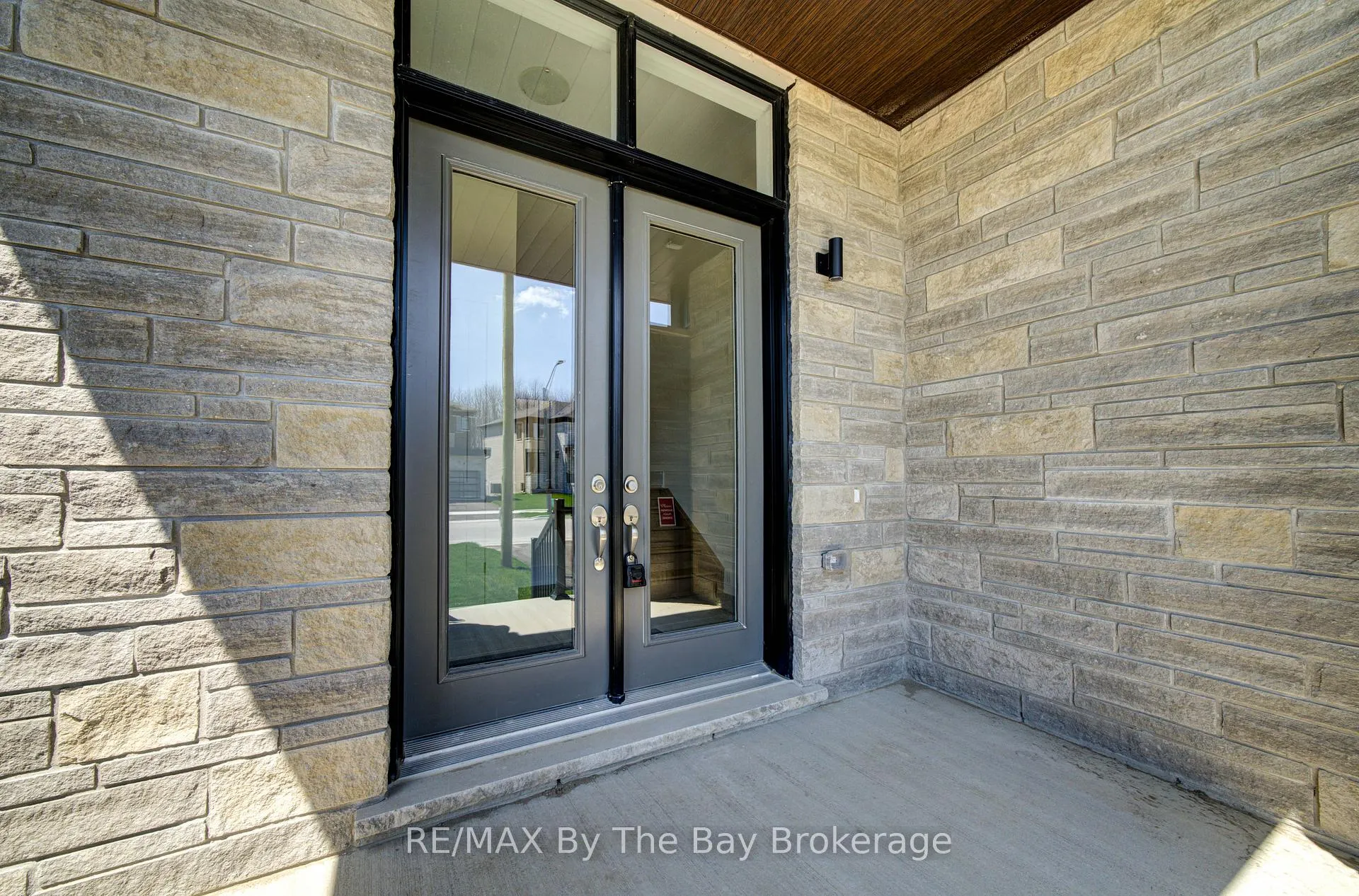 Photo 2 of 63 Rosanne Circle, Wasaga Beach — HOMEH