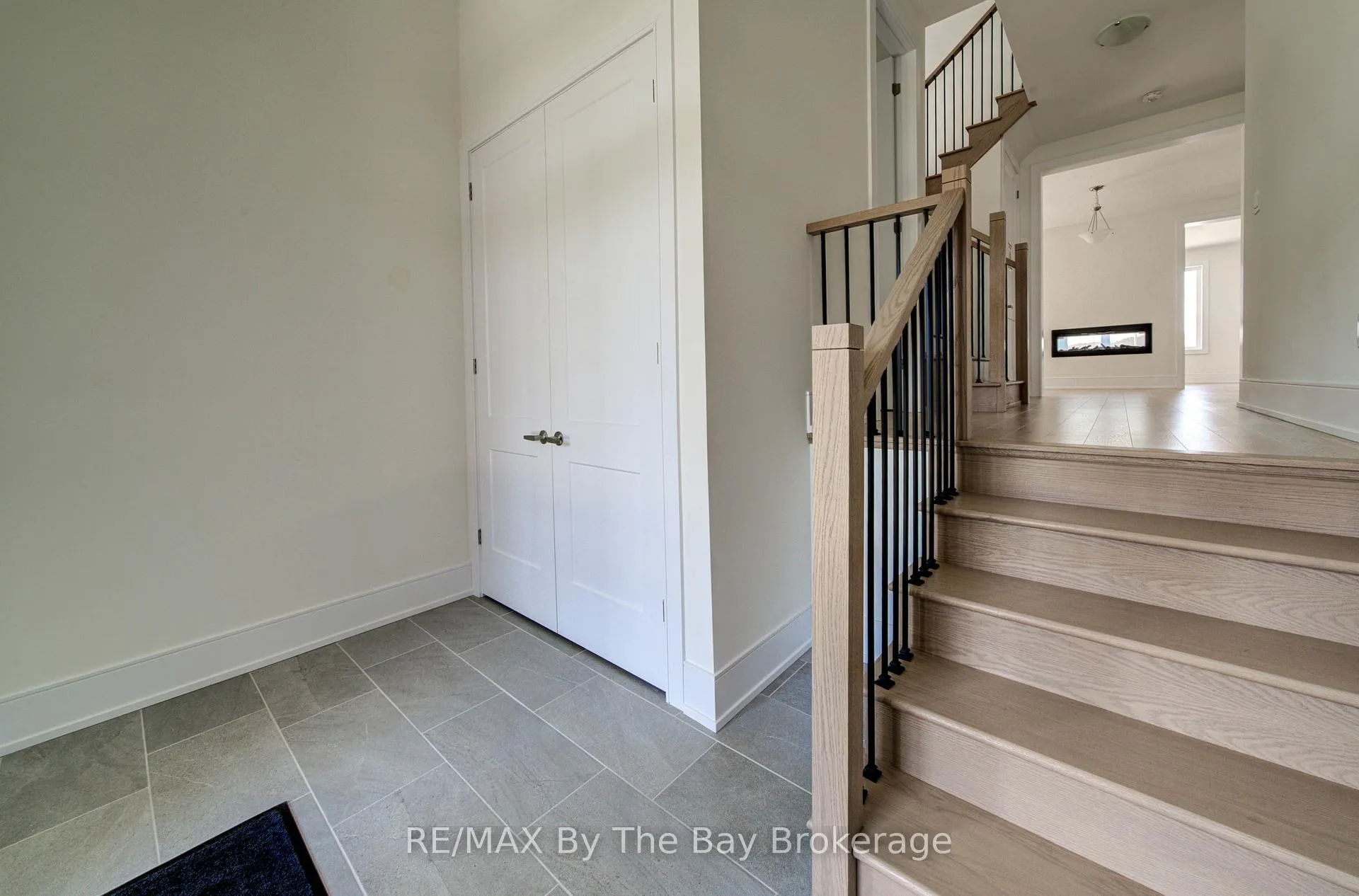 Photo 3 of 63 Rosanne Circle, Wasaga Beach — HOMEH