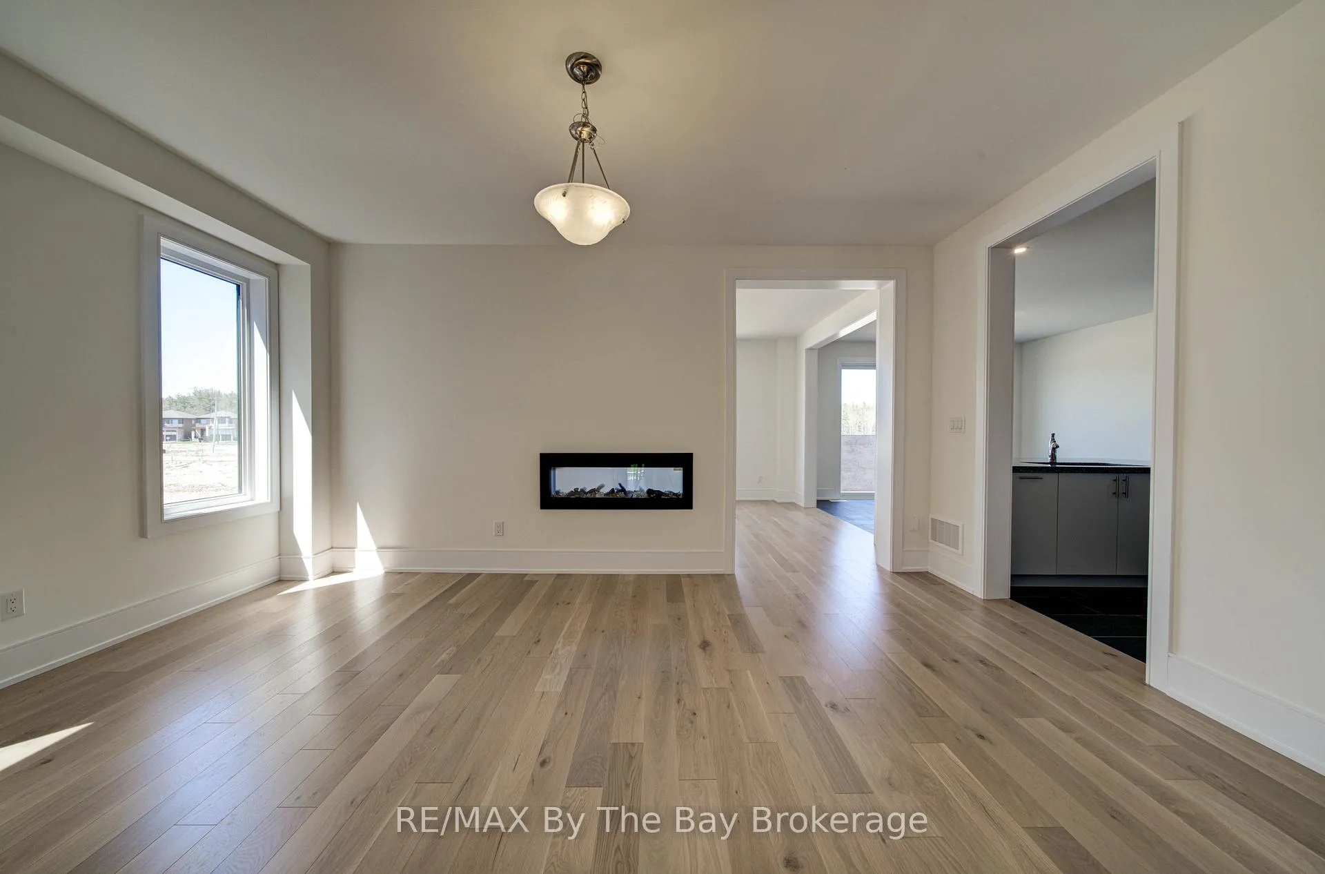Photo 4 of 63 Rosanne Circle, Wasaga Beach — HOMEH