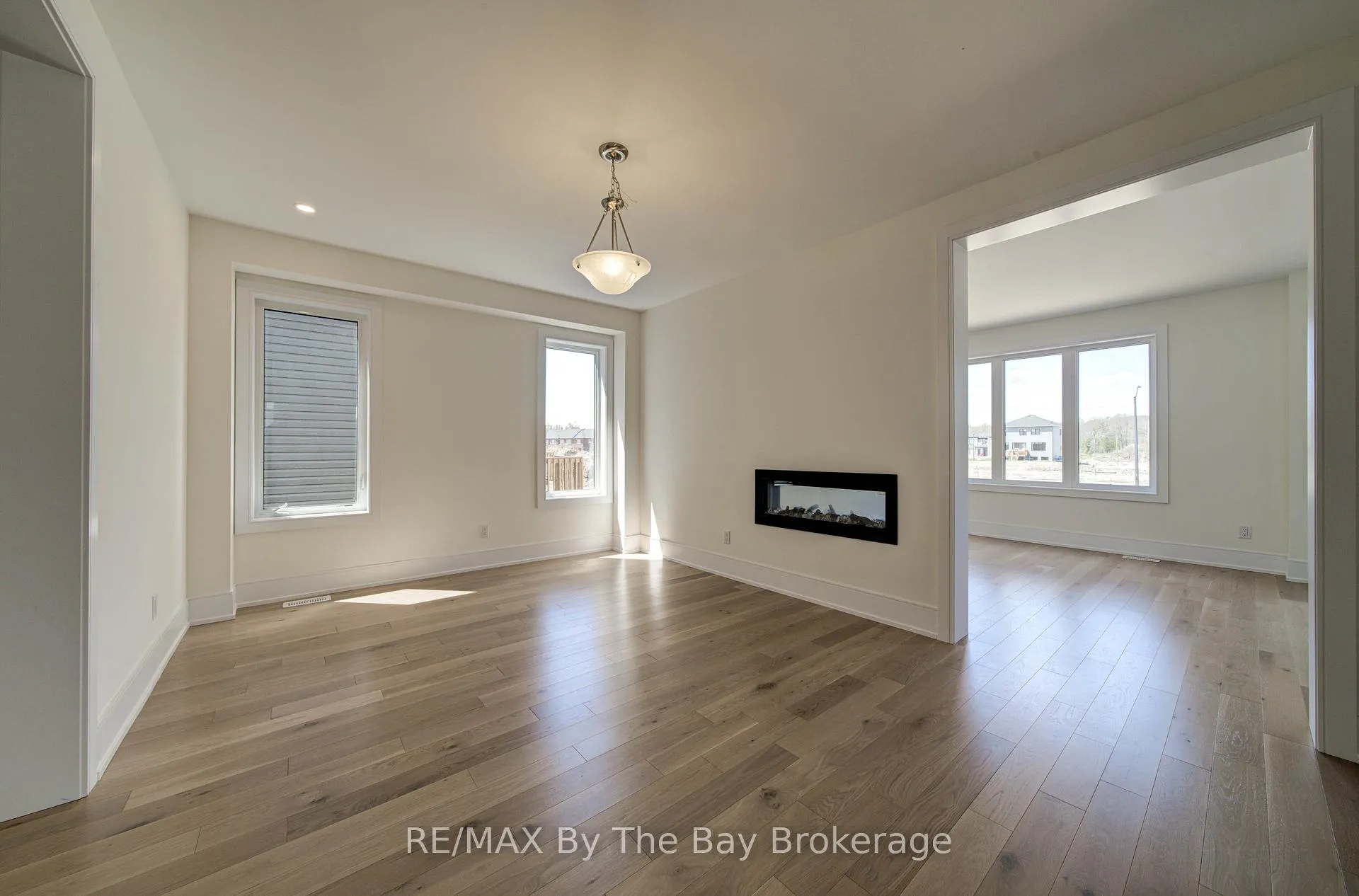 Photo 5 of 63 Rosanne Circle, Wasaga Beach — HOMEH