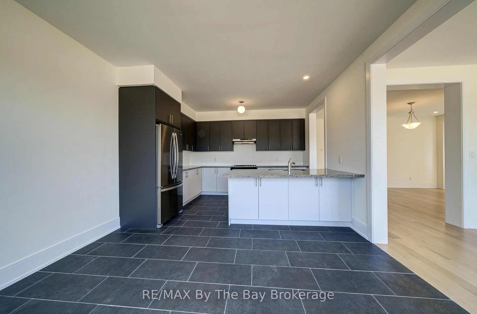 Photo 11 of 63 Rosanne Circle, Wasaga Beach — HOMEH