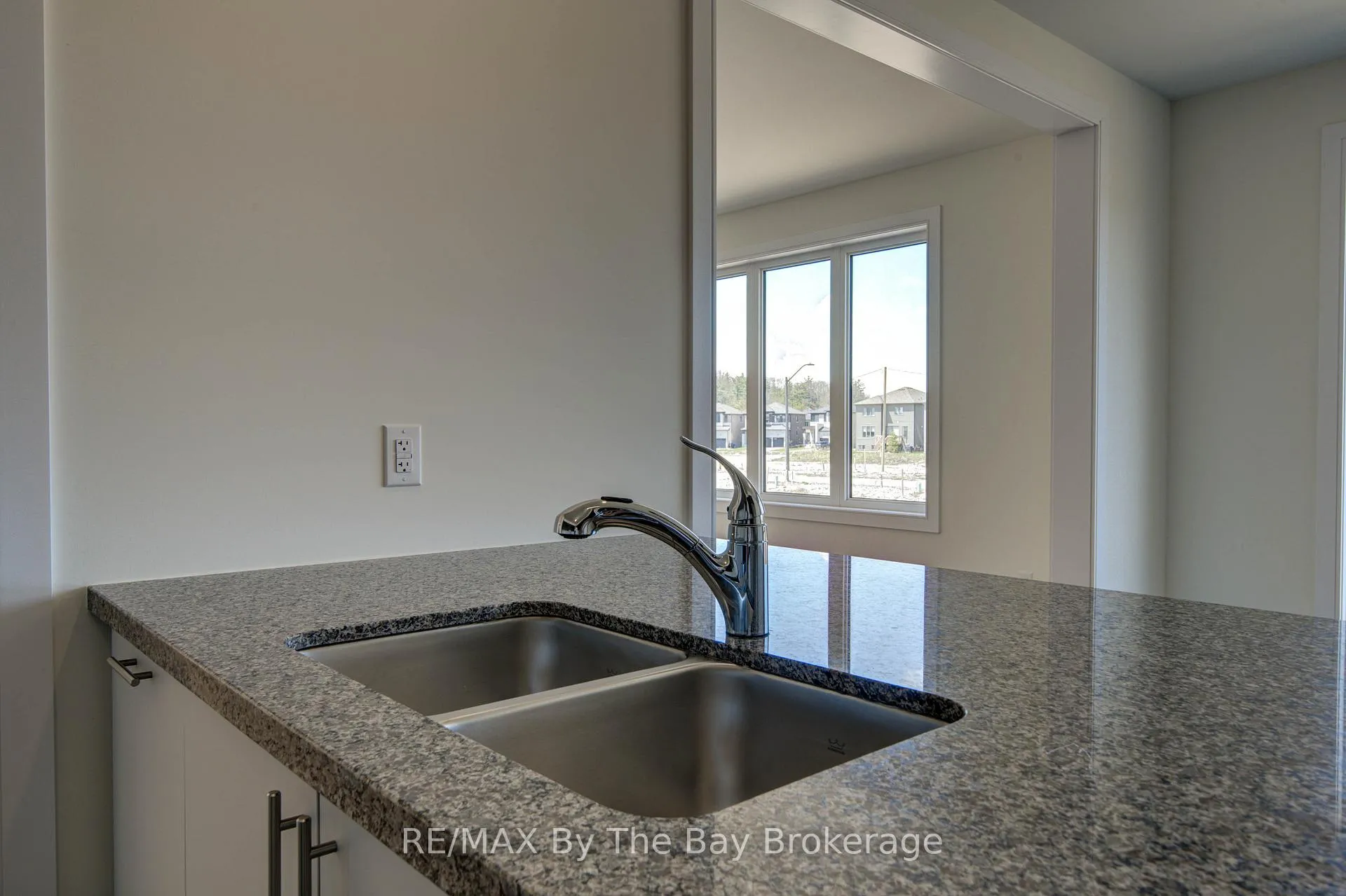 Photo 13 of 63 Rosanne Circle, Wasaga Beach — HOMEH