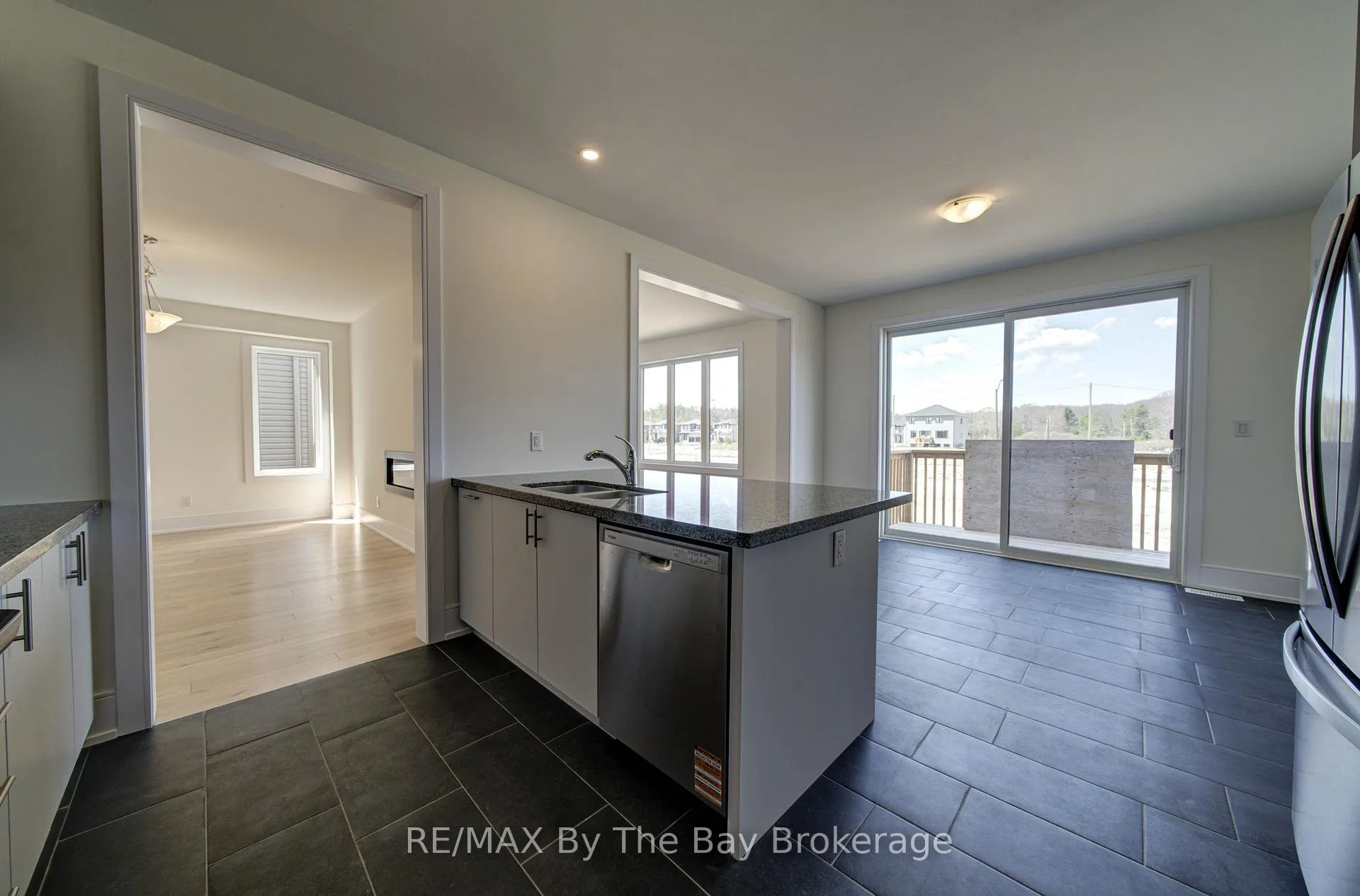 Photo 14 of 63 Rosanne Circle, Wasaga Beach — HOMEH