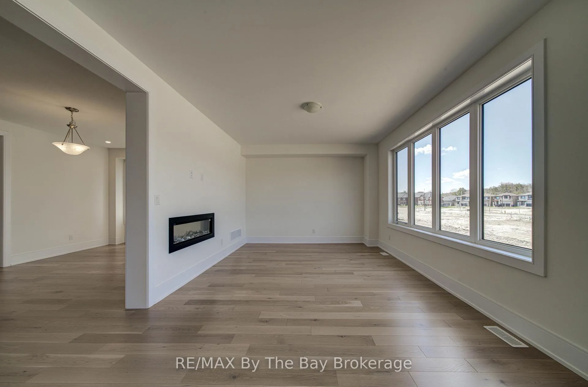 Photo 15 of 63 Rosanne Circle, Wasaga Beach — HOMEH