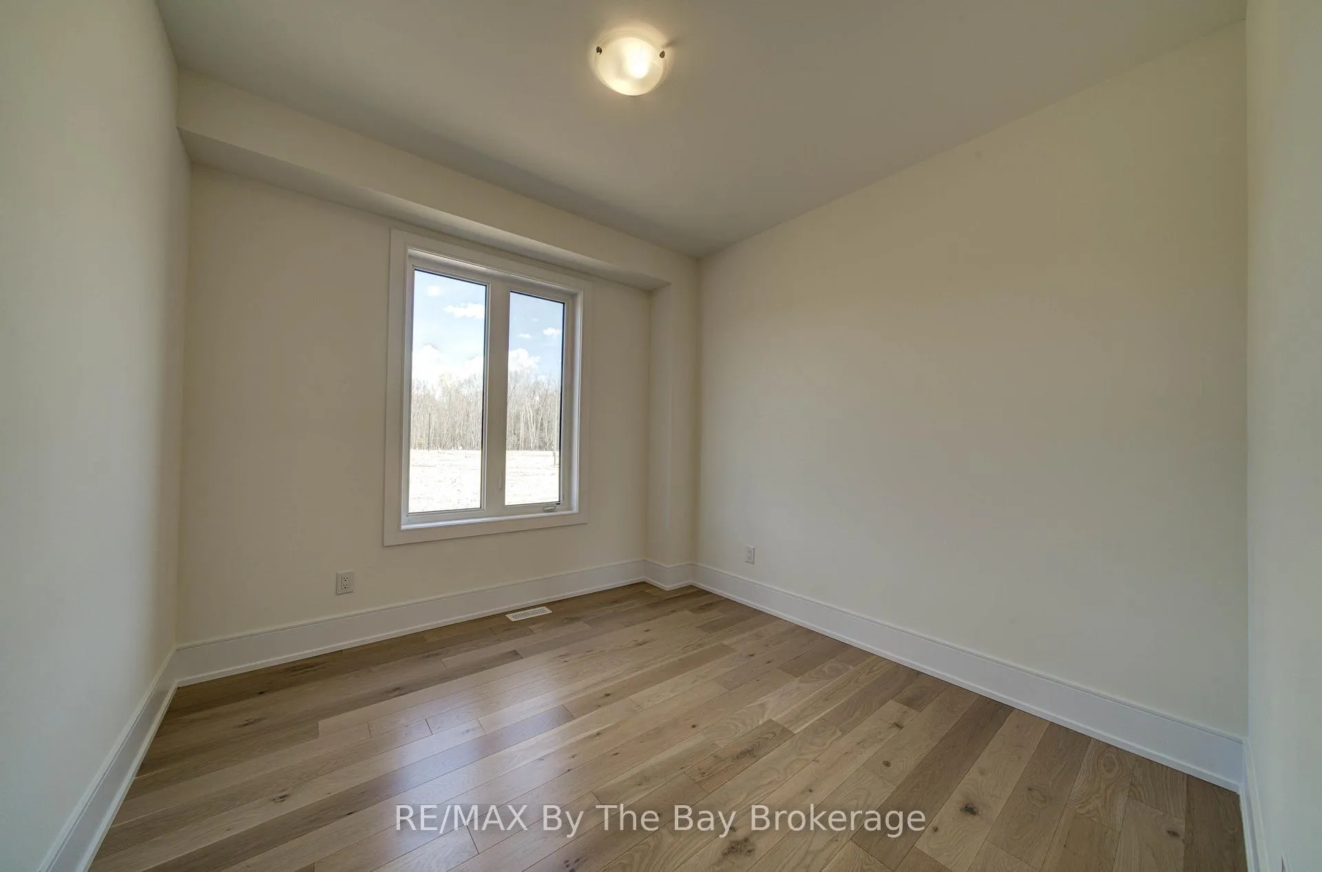 Photo 16 of 63 Rosanne Circle, Wasaga Beach — HOMEH