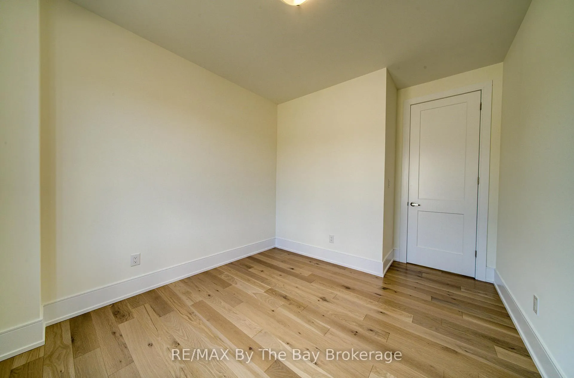 Photo 17 of 63 Rosanne Circle, Wasaga Beach — HOMEH