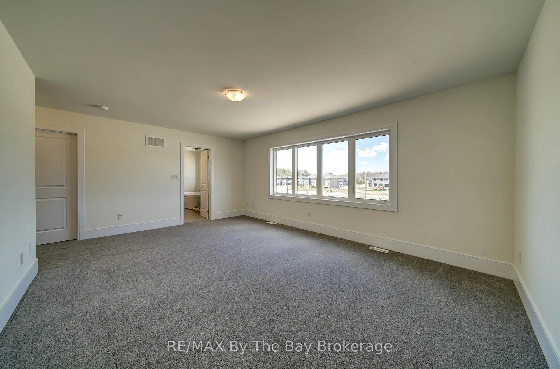 Photo 19 of 63 Rosanne Circle, Wasaga Beach — HOMEH
