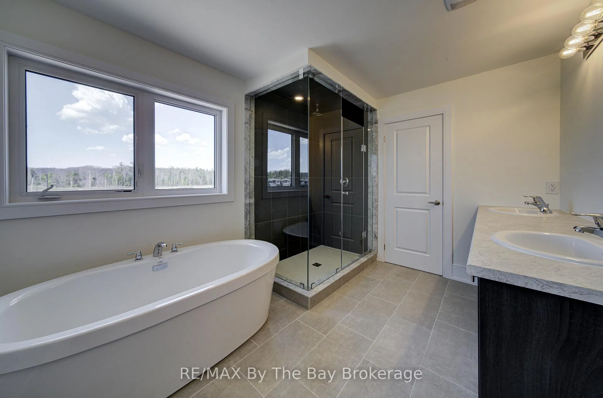 Photo 20 of 63 Rosanne Circle, Wasaga Beach — HOMEH