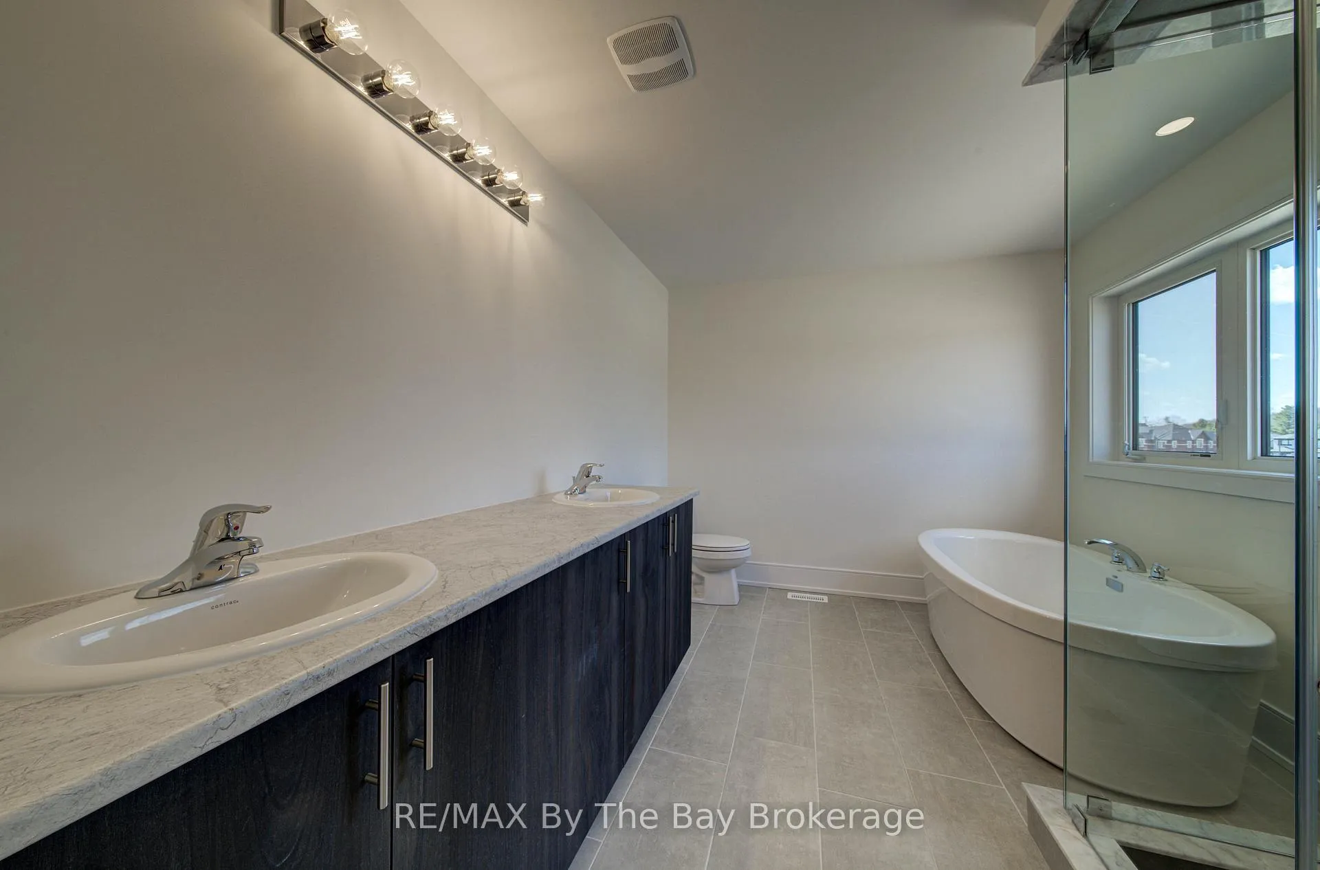 Photo 21 of 63 Rosanne Circle, Wasaga Beach — HOMEH