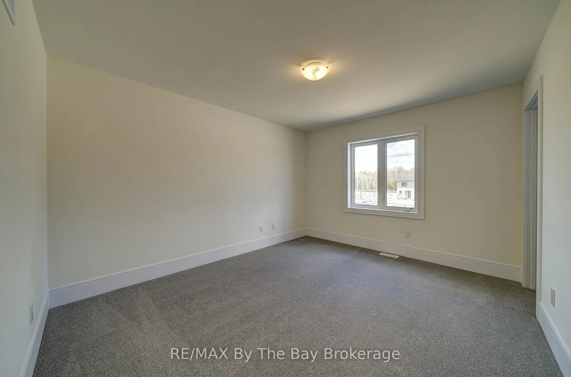 Photo 23 of 63 Rosanne Circle, Wasaga Beach — HOMEH
