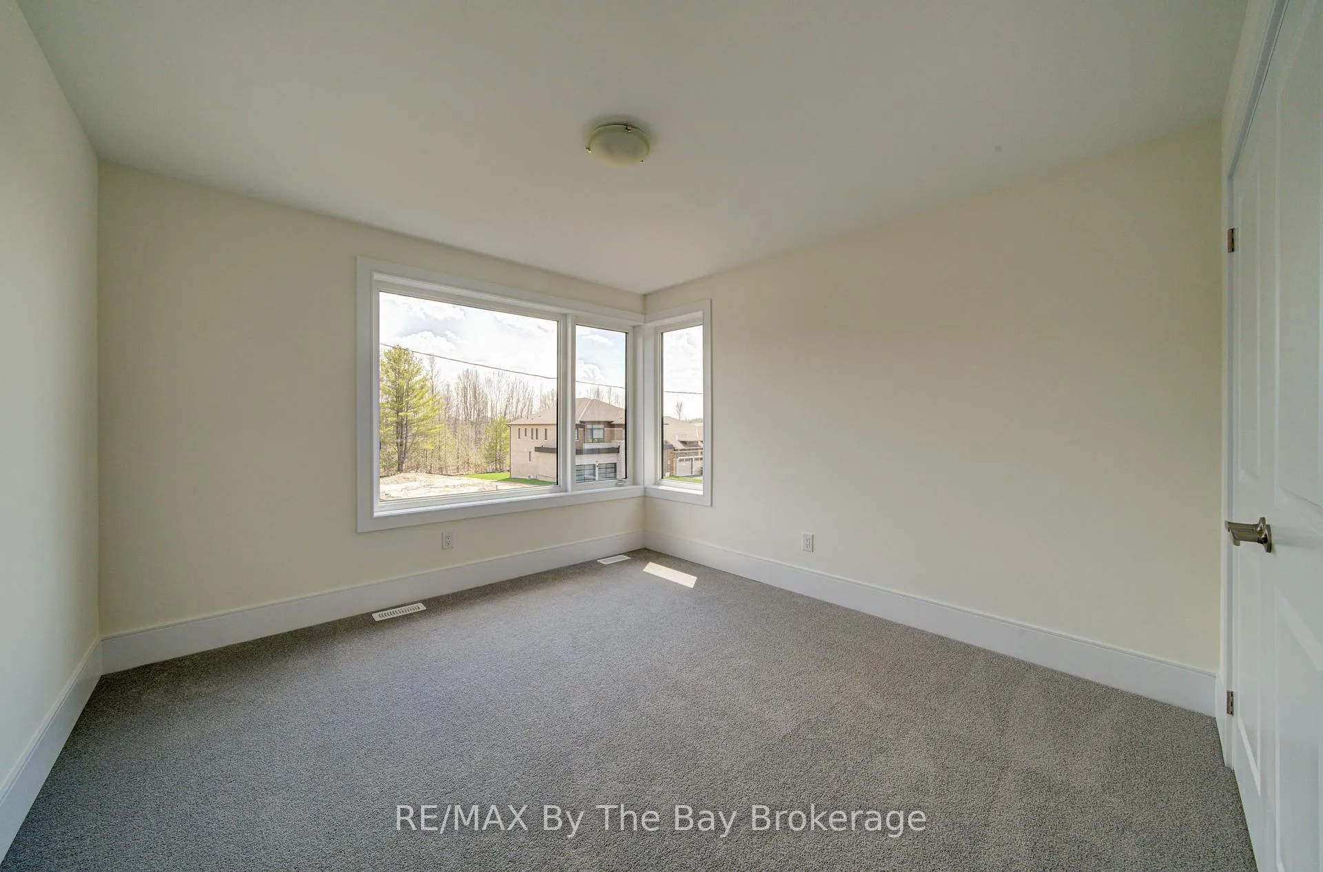 Photo 28 of 63 Rosanne Circle, Wasaga Beach — HOMEH