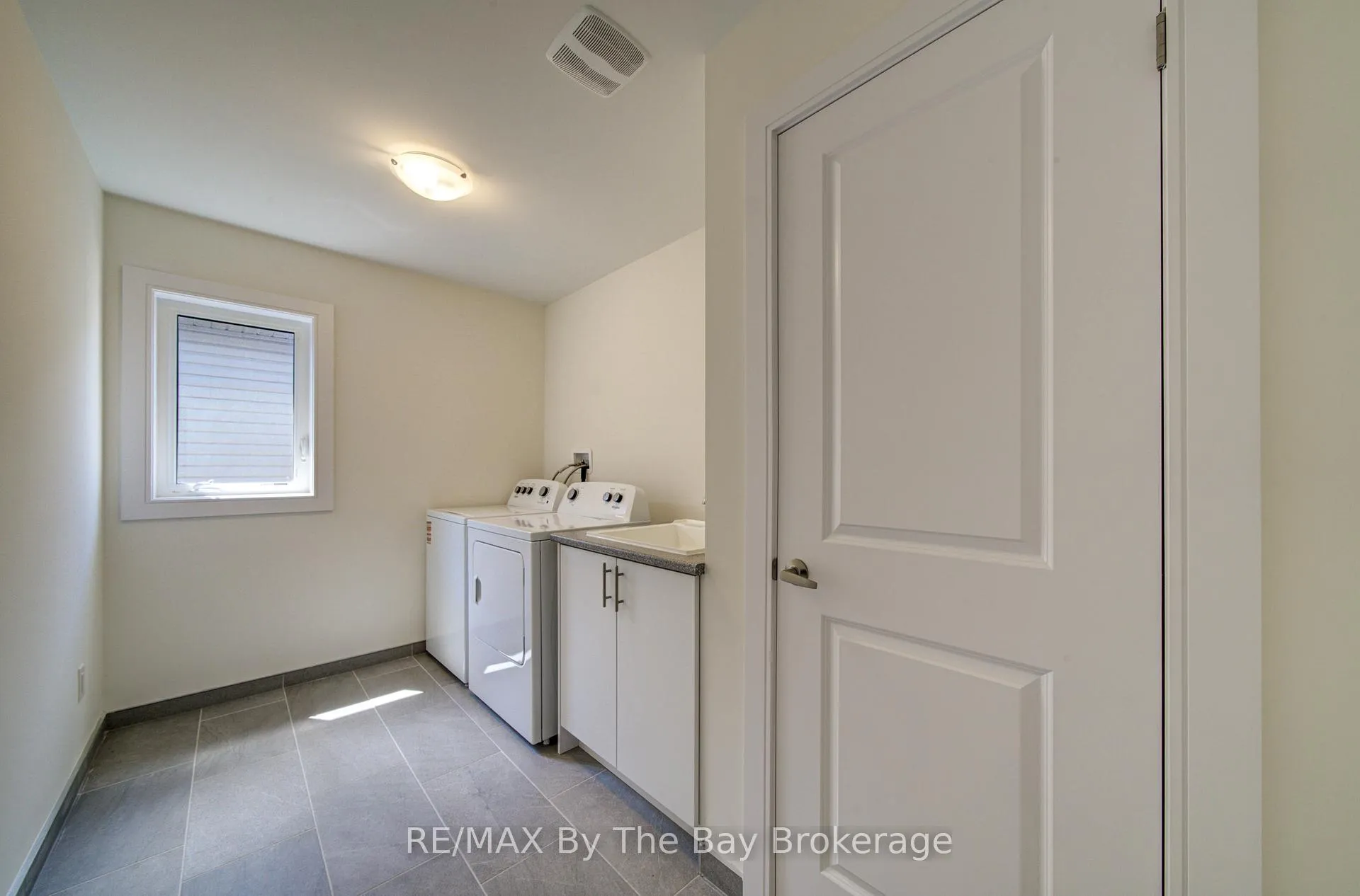 Photo 29 of 63 Rosanne Circle, Wasaga Beach — HOMEH