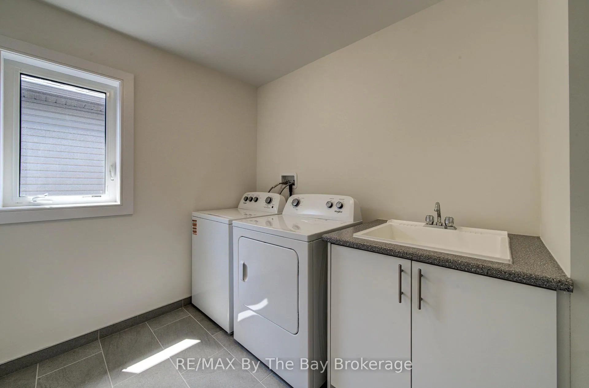 Photo 30 of 63 Rosanne Circle, Wasaga Beach — HOMEH