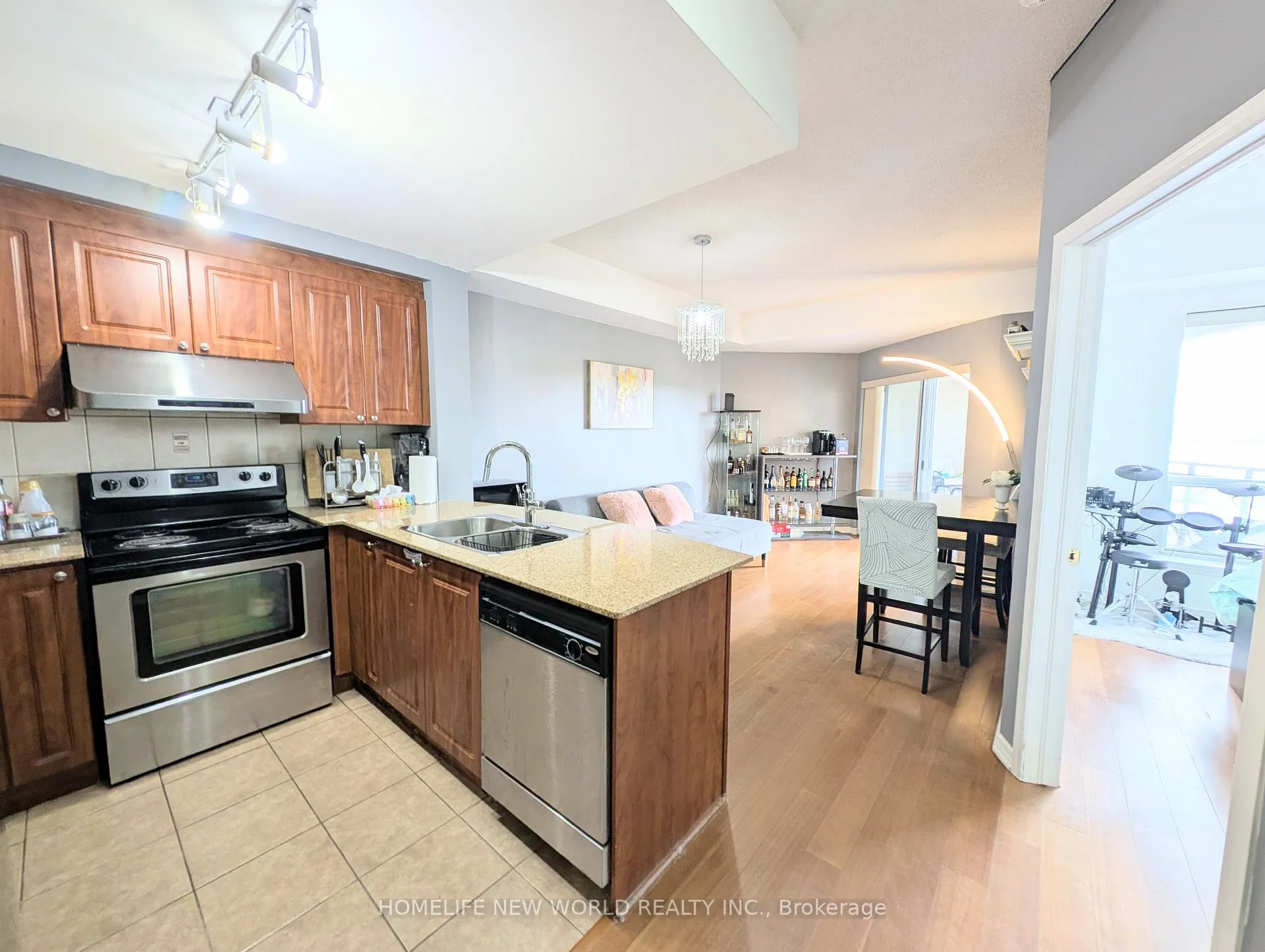 Photo 1 of Unit 601, 8 Maison Parc Court, Vaughan, Lakeview Estates — HOMEH