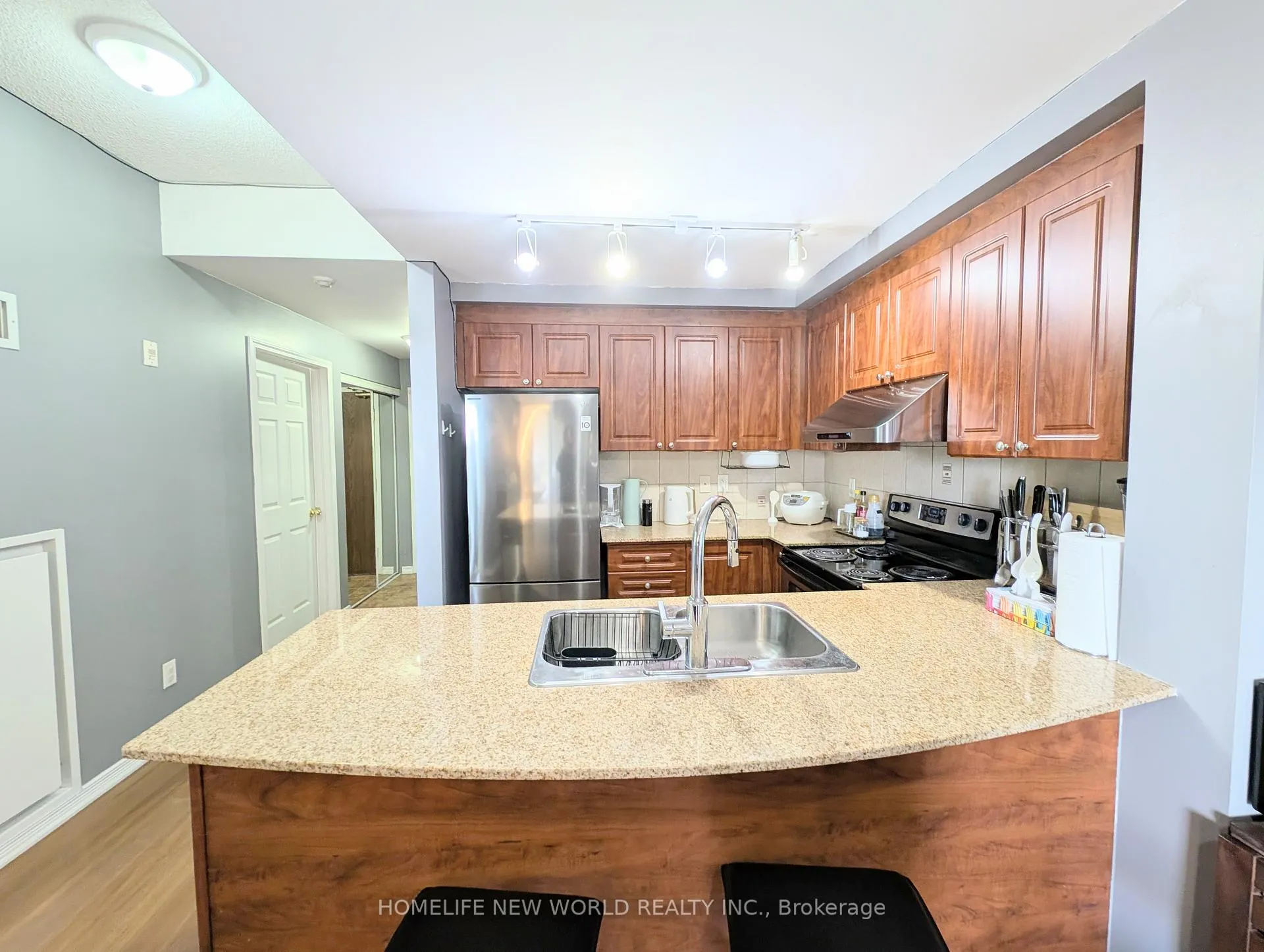 Photo 9 of Unit 601, 8 Maison Parc Court, Vaughan, Lakeview Estates — HOMEH