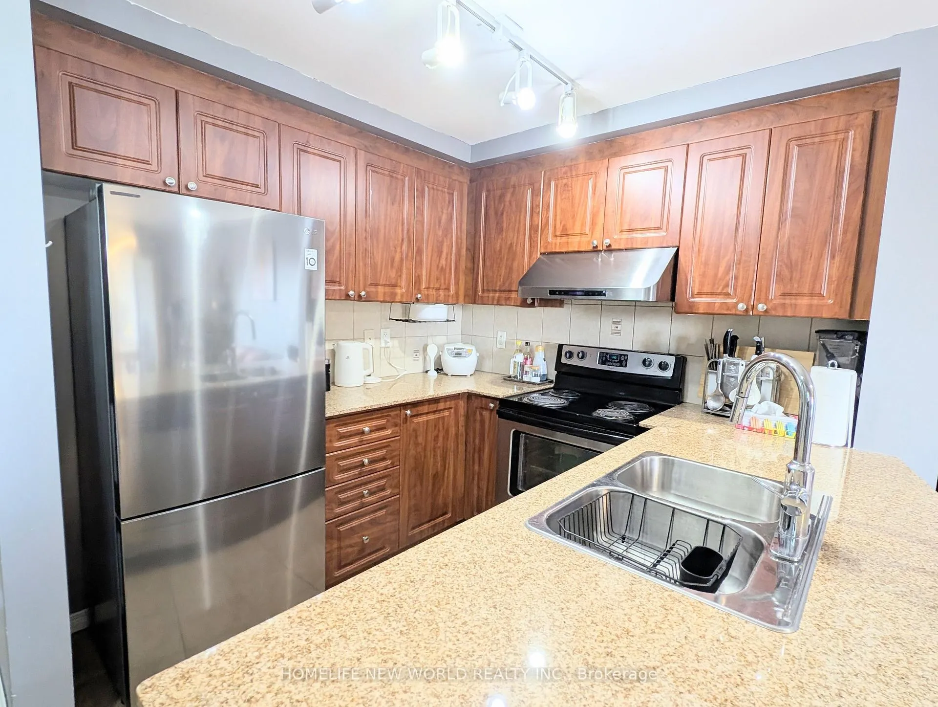 Photo 10 of Unit 601, 8 Maison Parc Court, Vaughan, Lakeview Estates — HOMEH