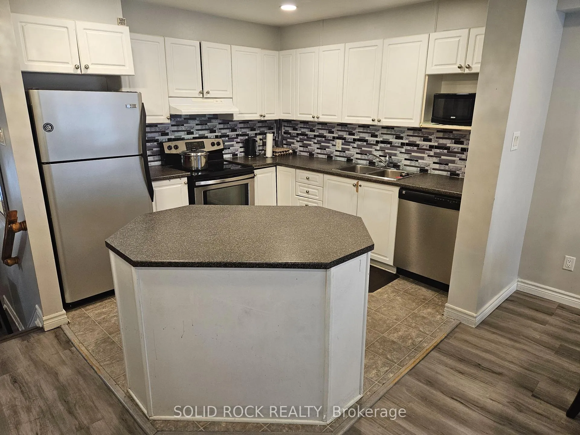 Photo 9 of 255 Catamount Court, Ottawa, Kanata - Emerald Meadows/Trailwest — HOMEH