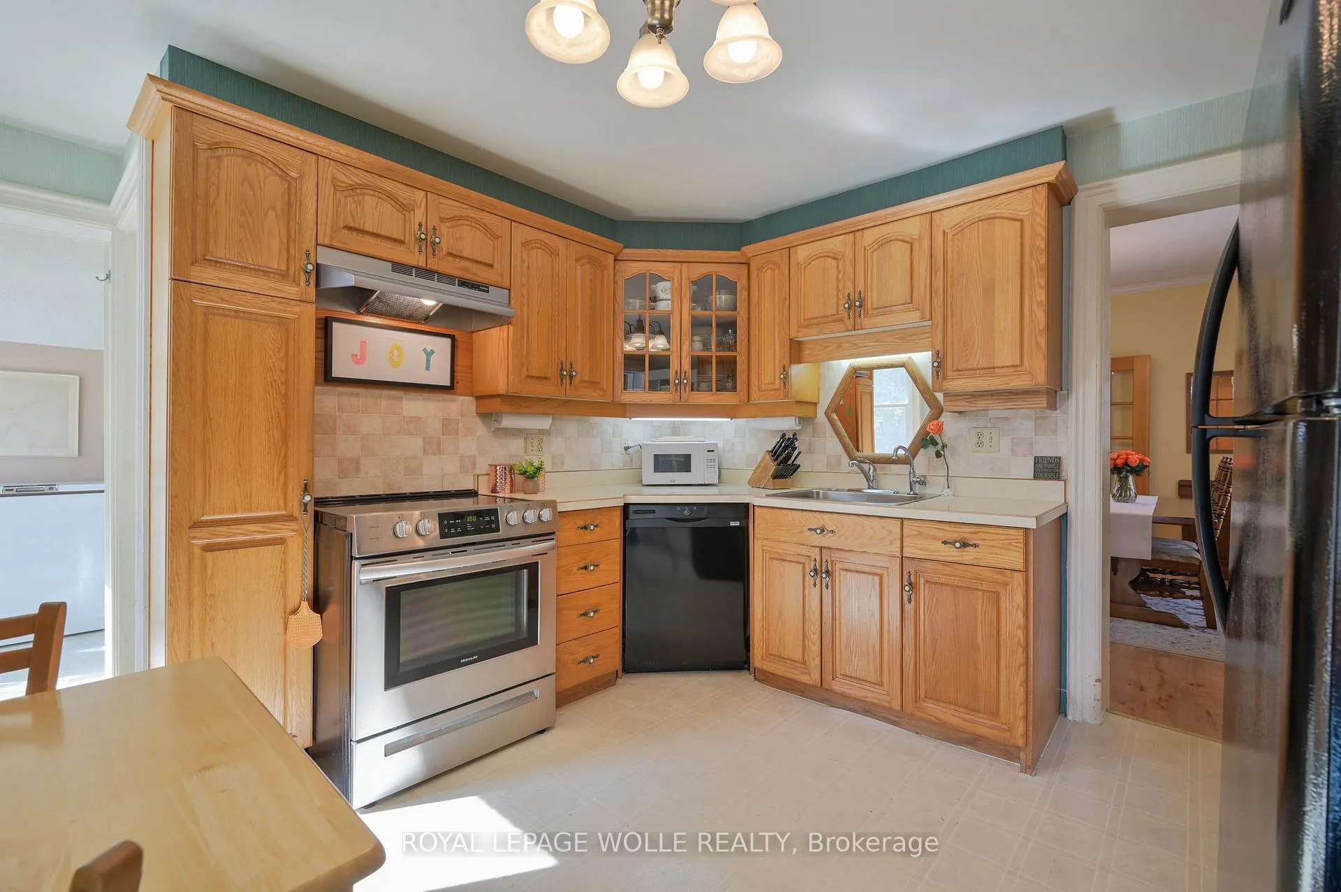 Photo 5 of 25 Ahrens Street W, Kitchener — HOMEH