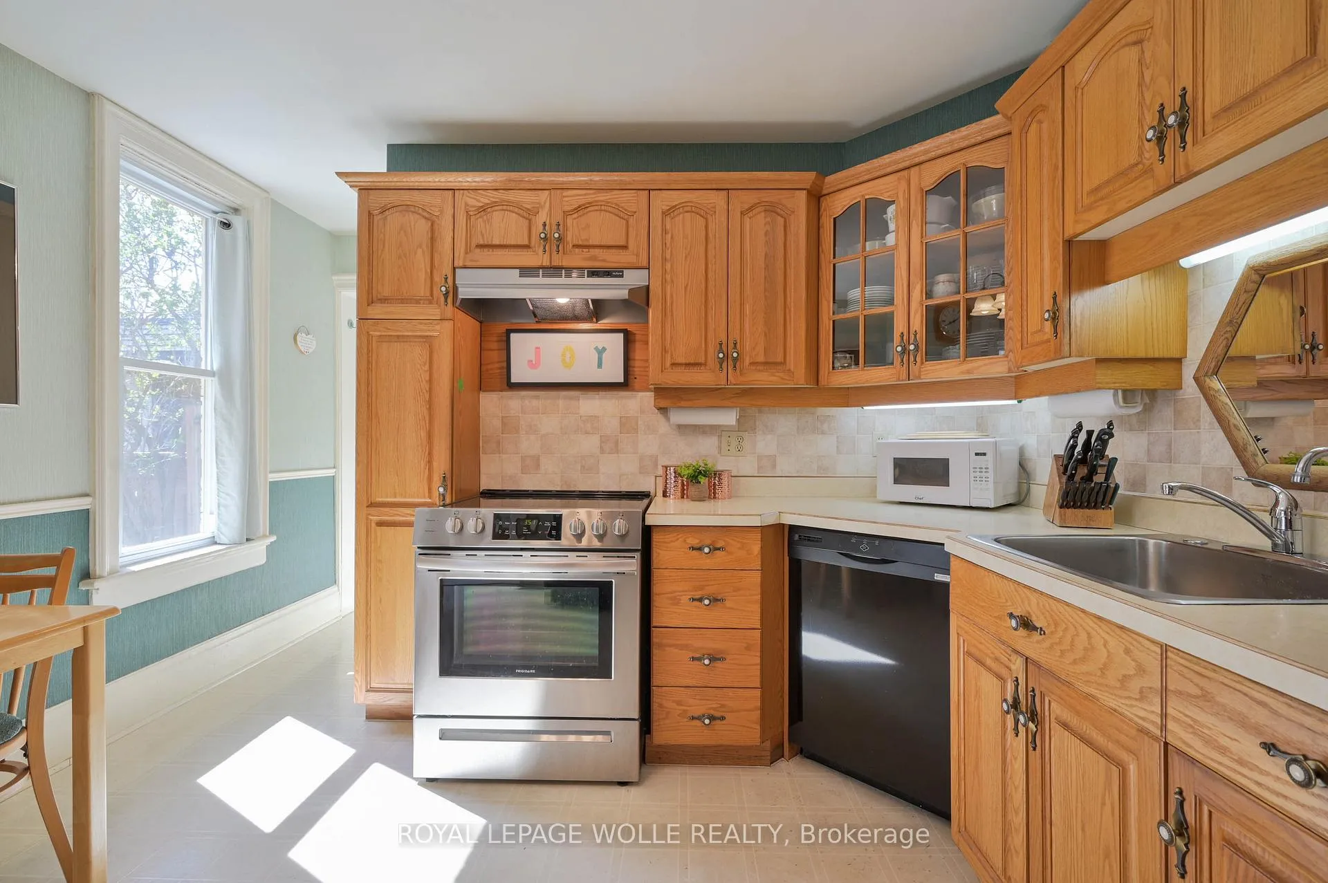 Photo 6 of 25 Ahrens Street W, Kitchener — HOMEH