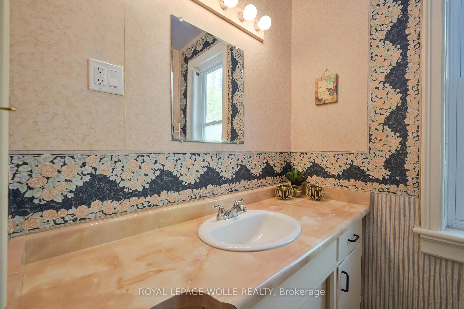 Photo 24 of 25 Ahrens Street W, Kitchener — HOMEH