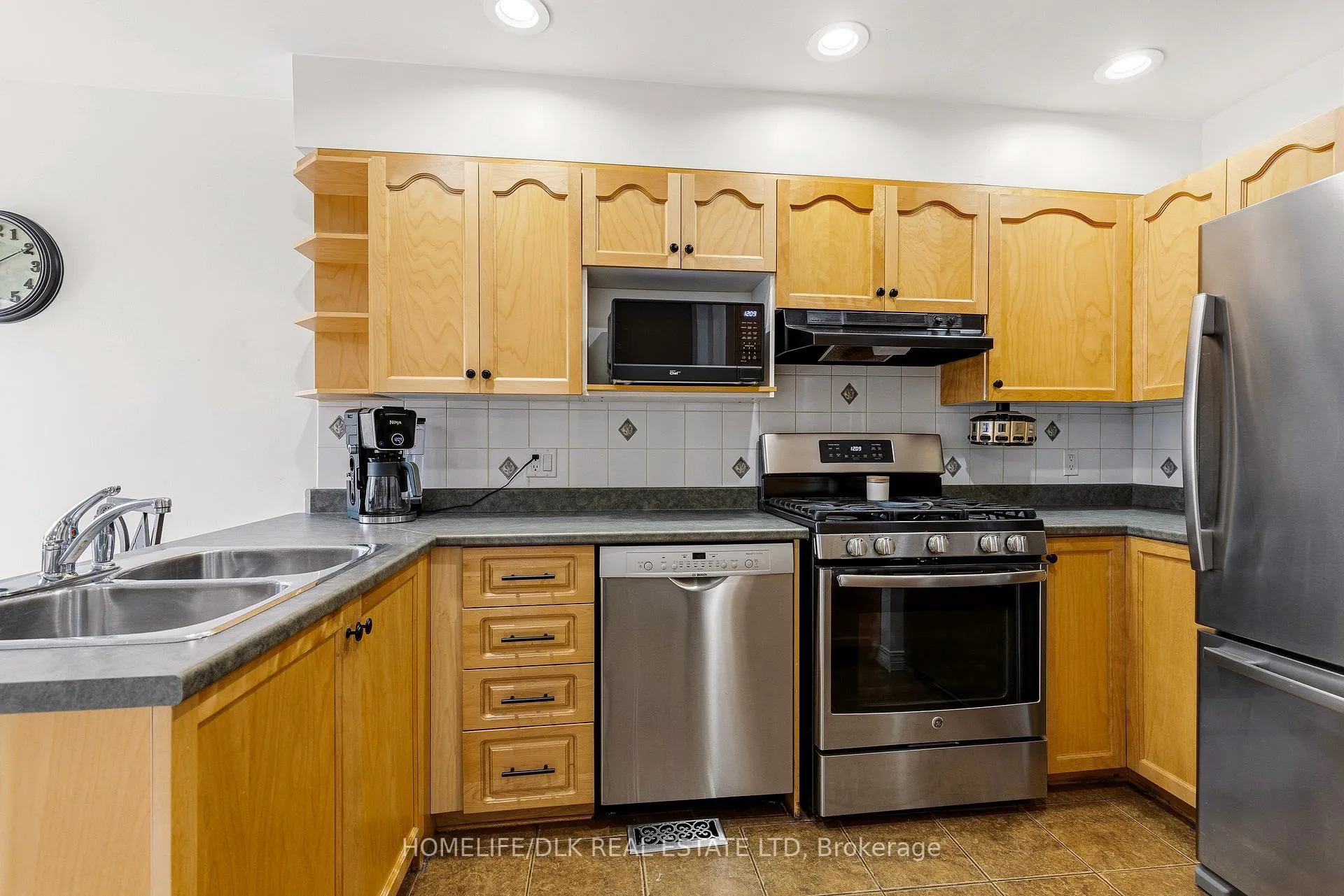 Photo 11 of 59 Saddlesmith Circle, Ottawa, Kanata - Emerald Meadows/Trailwest — HOMEH