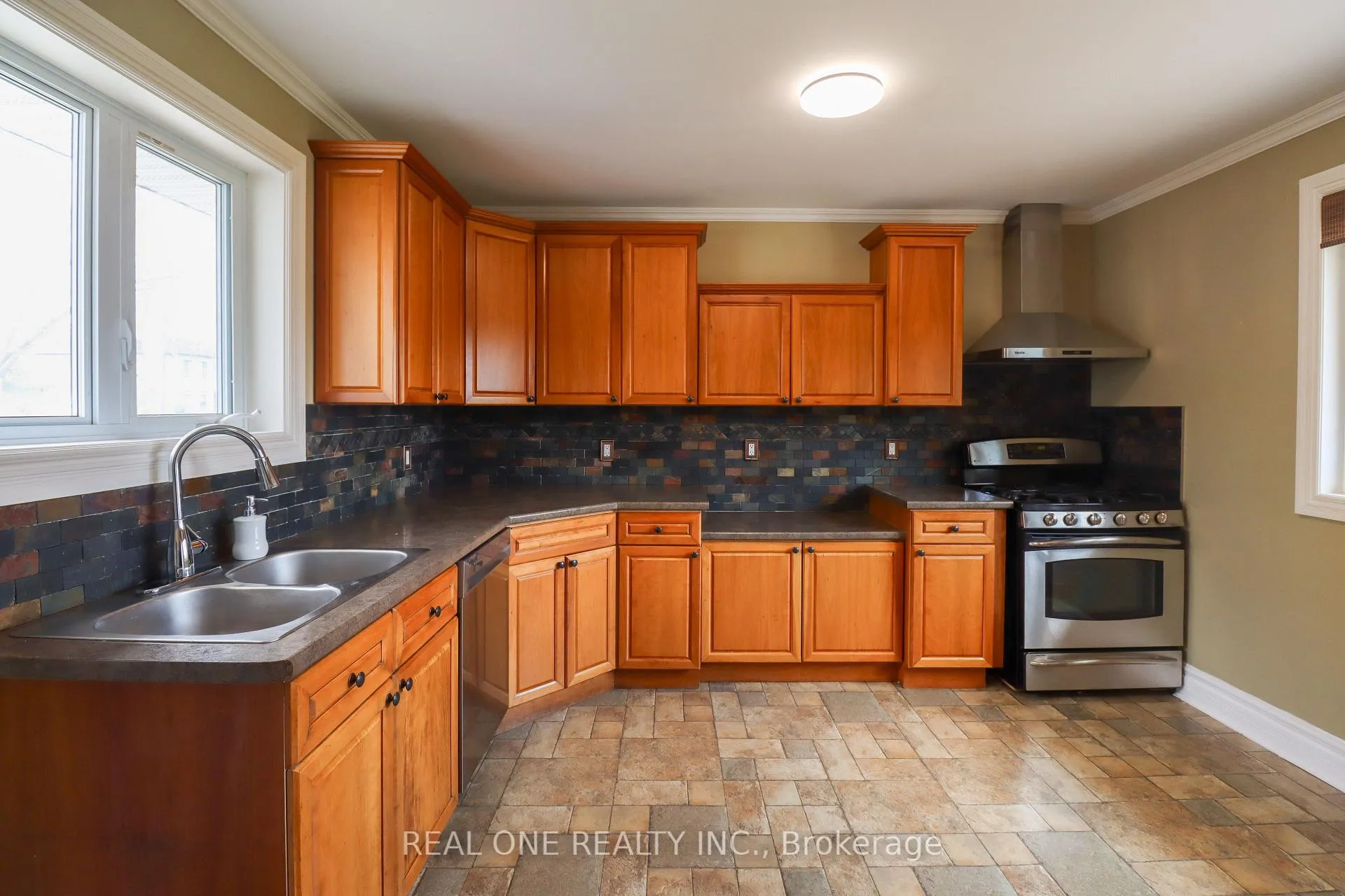 Photo 3 of 130 Mayfield Drive, Oakville, College Park — HOMEH