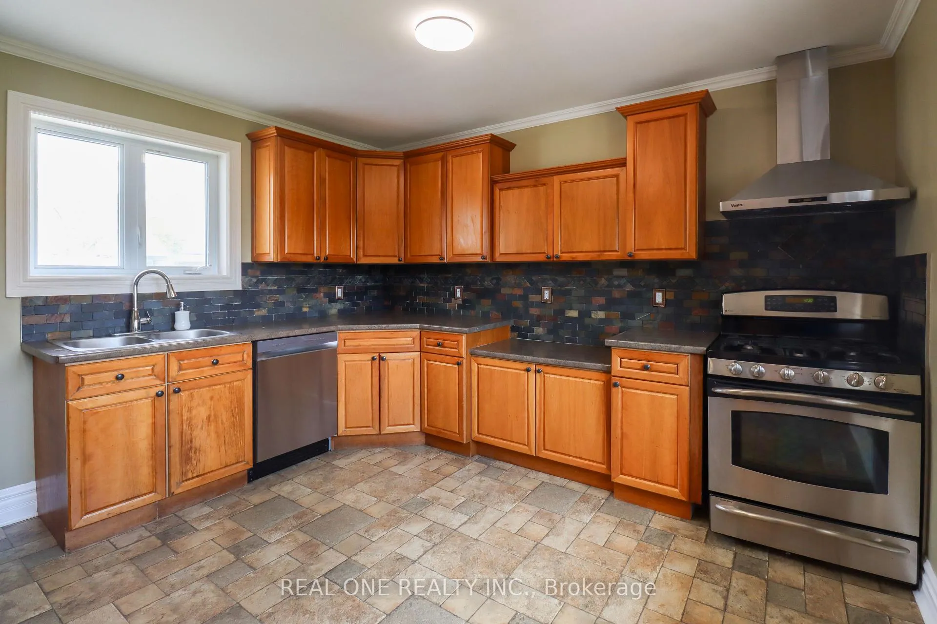 Photo 4 of 130 Mayfield Drive, Oakville, College Park — HOMEH